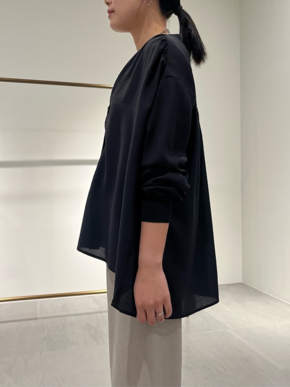 ブラック系のトートバッグ、ブラック系のシャツ/ブラウス、ベージュ系のその他パンツを着用したレディースの夏コーディネートの7枚目の写真