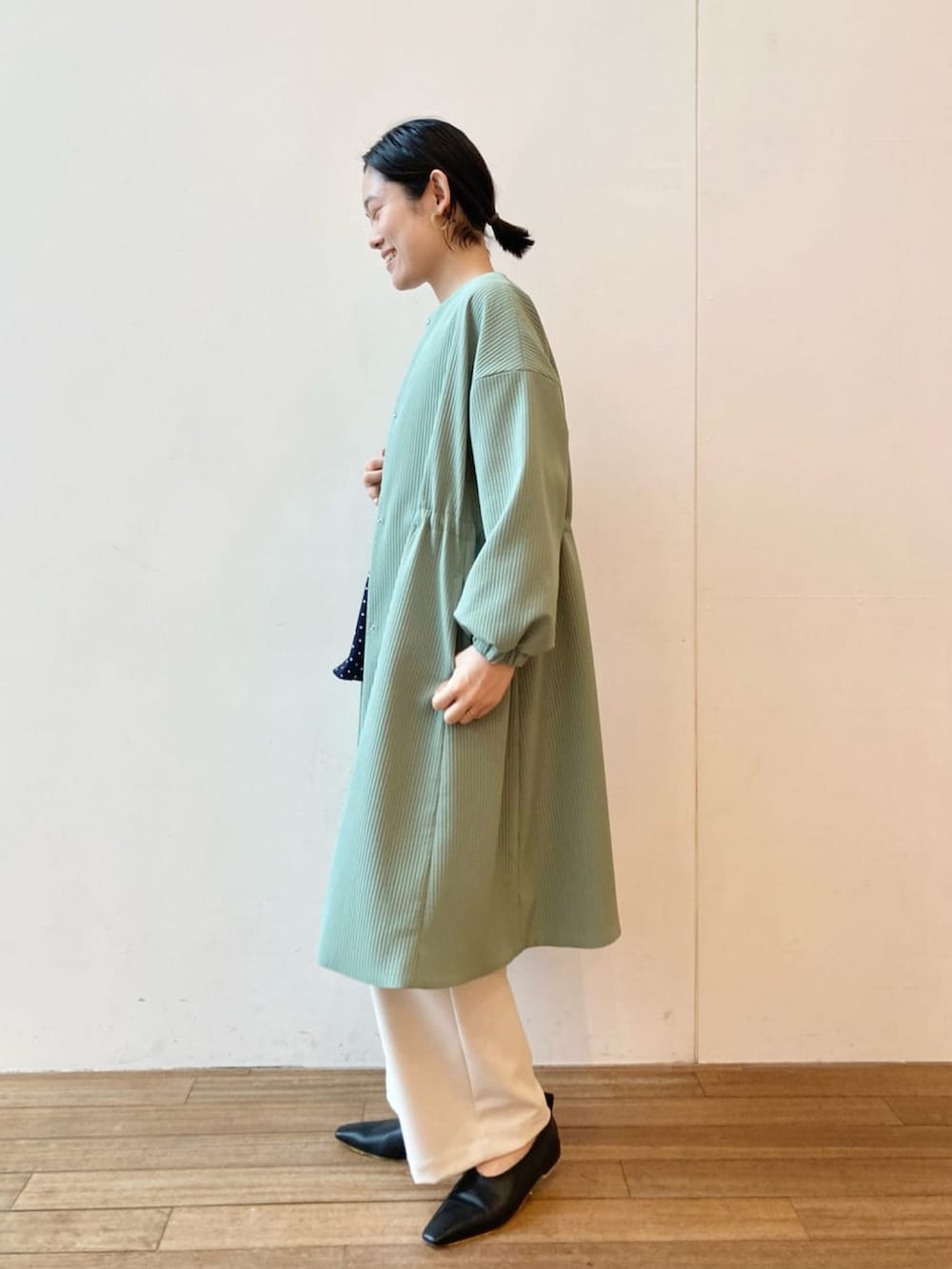 「今日のコーデ、春、ootd、春コーデ、高身長女子、ドット、グリーン、パンツスタイル、刺繍」｜「BEARDSLEYのバルーン袖コート（ノーカラーコート、グリーン系）」を使った、BEARDSLEYさん（レディース・160cm）の冬コーディネートの2枚目の写真