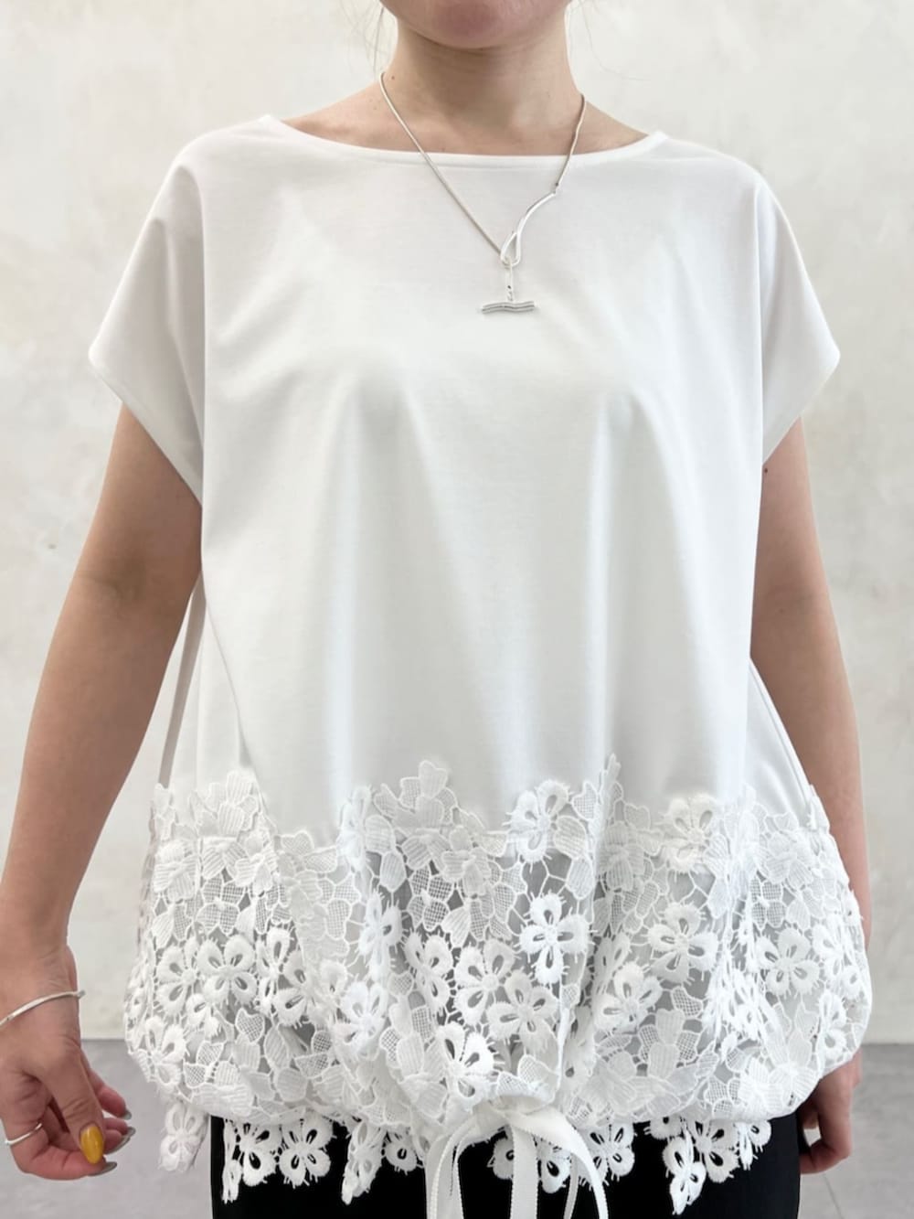 ホワイト系のトートバッグ、ブラック系のその他パンツ、ホワイト系のTシャツ/カットソーを着用したレディースの春コーディネートの4枚目の写真