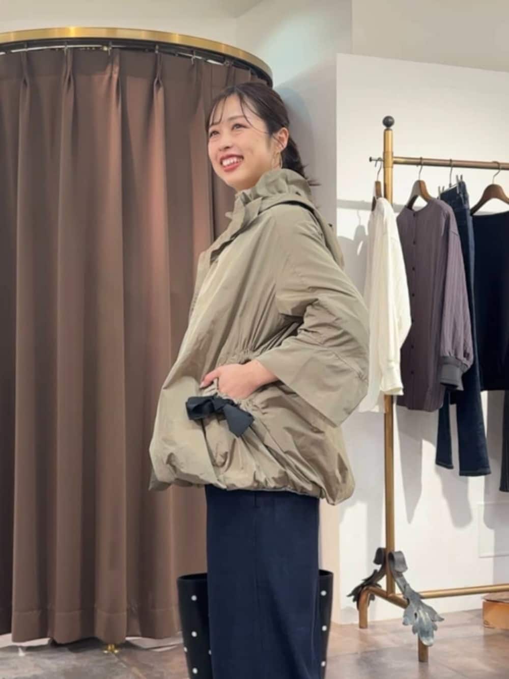 ブルー系のその他パンツ、ブラウン系のブルゾン、ブラック系のトートバッグを着用したレディースの冬コーディネートの5枚目の写真