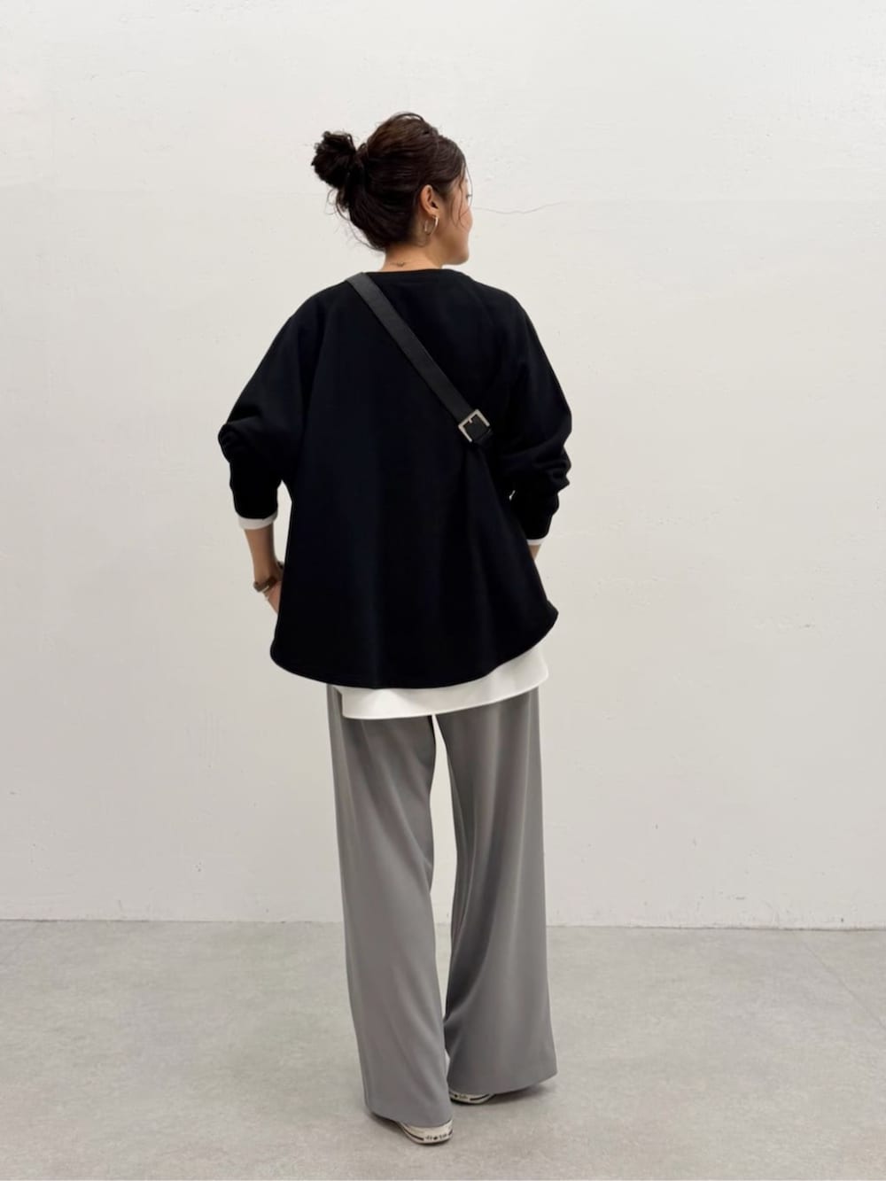 ブラック系のショルダーバッグ、ブラック系のTシャツ/カットソー、グレー系のその他パンツを着用したレディースの夏コーディネートの3枚目の写真