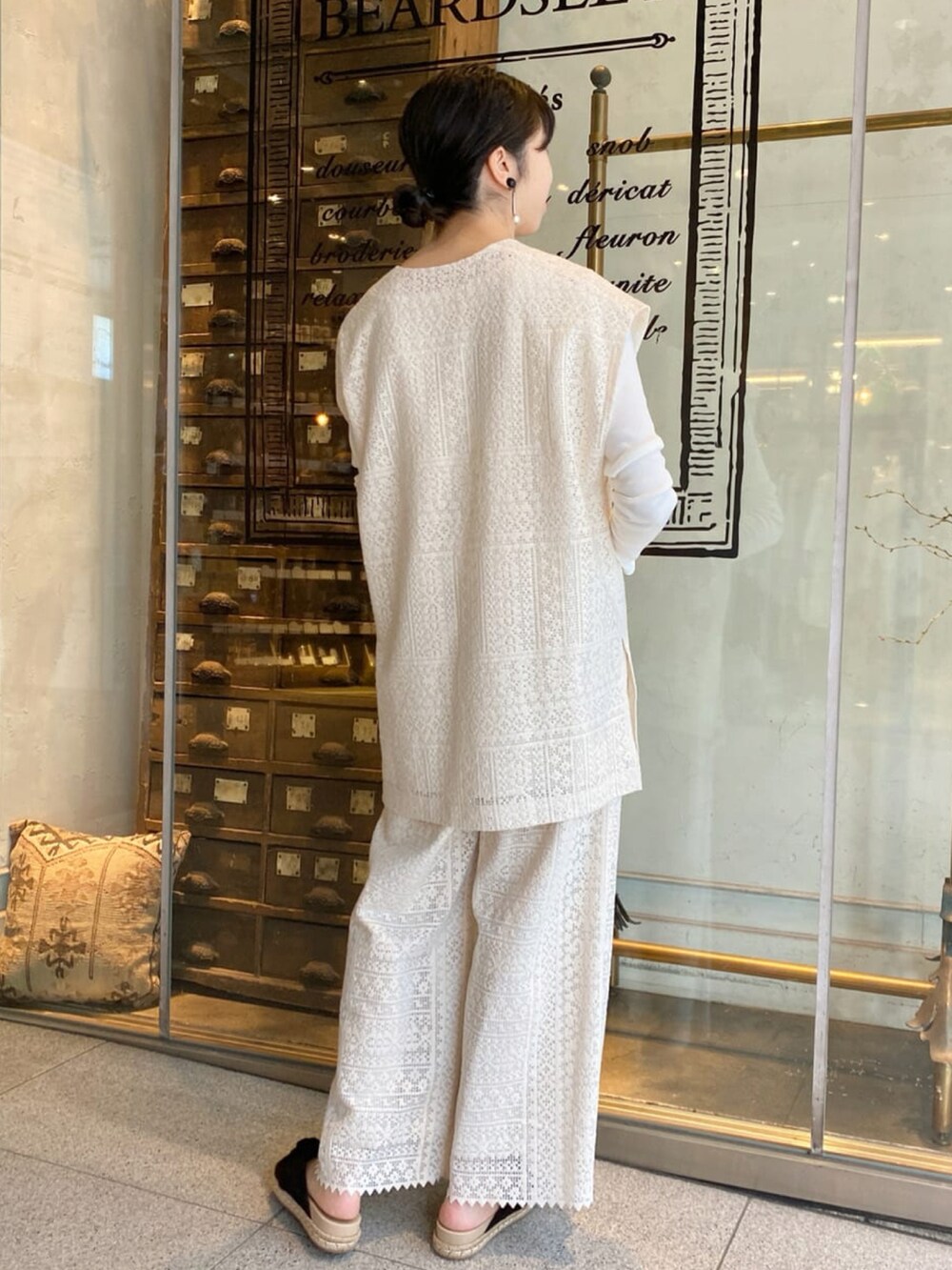 ホワイト系のシャツ/ブラウス、ホワイト系のTシャツ/カットソー、ホワイト系のその他パンツを着用したレディースの春コーディネートの3枚目の写真