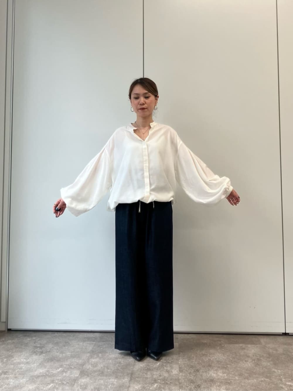 ブルー系のその他パンツ、ホワイト系のシャツ/ブラウスを着用したレディースの夏コーディネートの7枚目の写真
