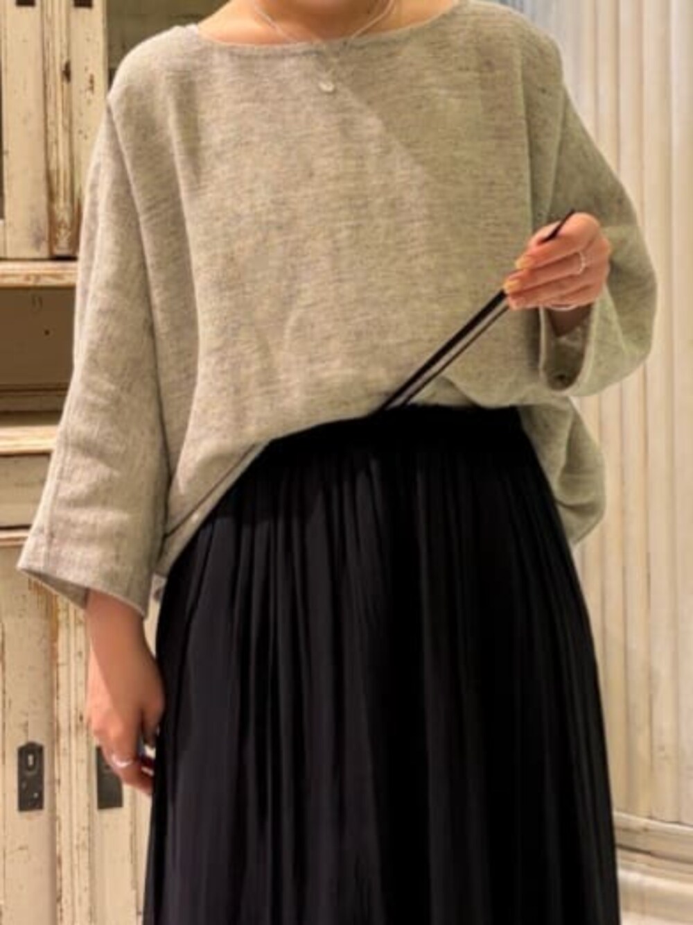 ブラック系のその他パンツ、ホワイト系のトートバッグ、グレー系のニット/セーターを着用したレディースの春コーディネートの9枚目の写真