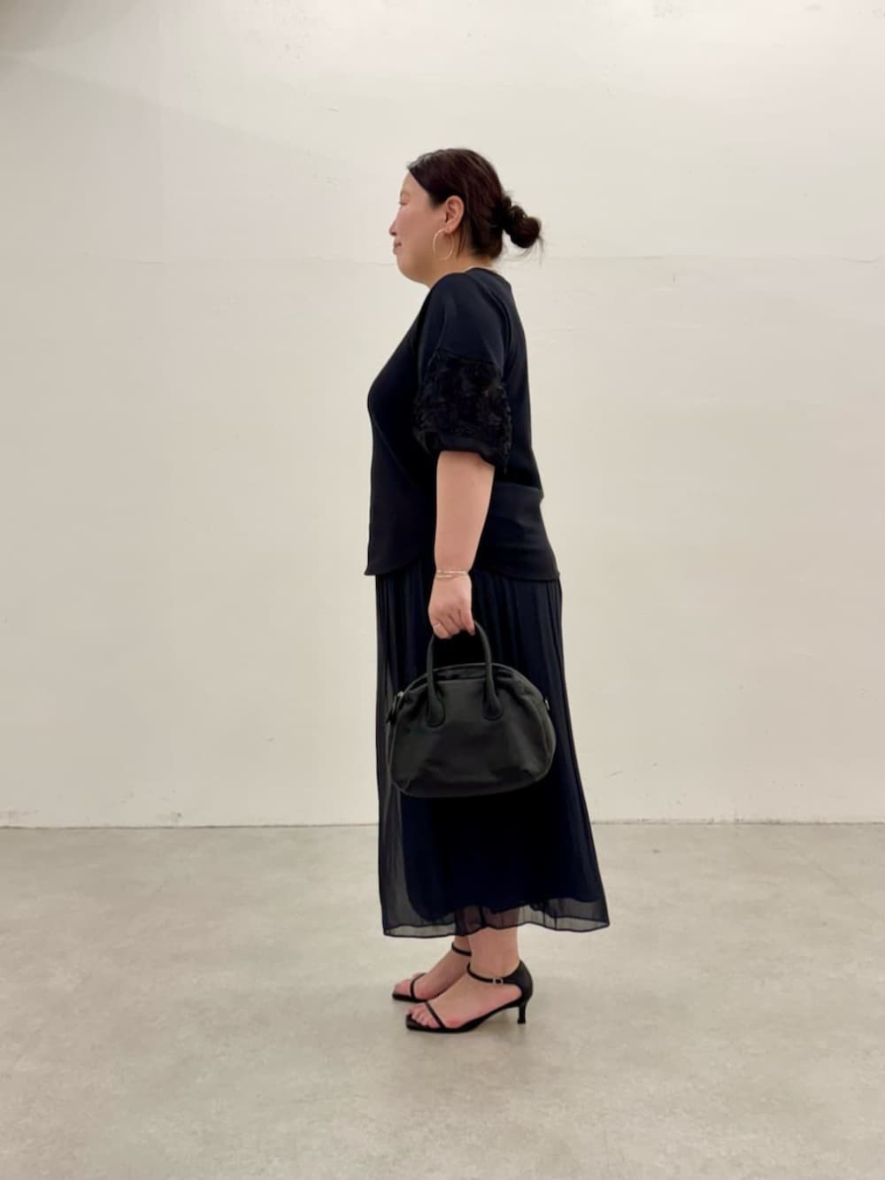 ブラック系のその他パンツ、ブラック系のTシャツ/カットソーを着用したレディースの春コーディネートの3枚目の写真