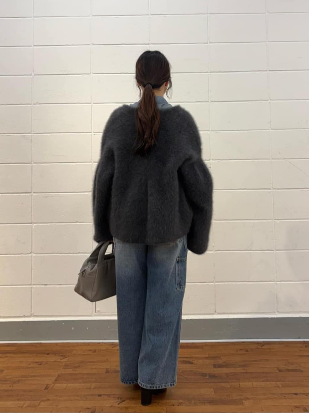 ブルー系のシャツ/ブラウス、ブルー系のその他パンツ、グレー系のその他アウターを着用したレディースの夏コーディネートの3枚目の写真