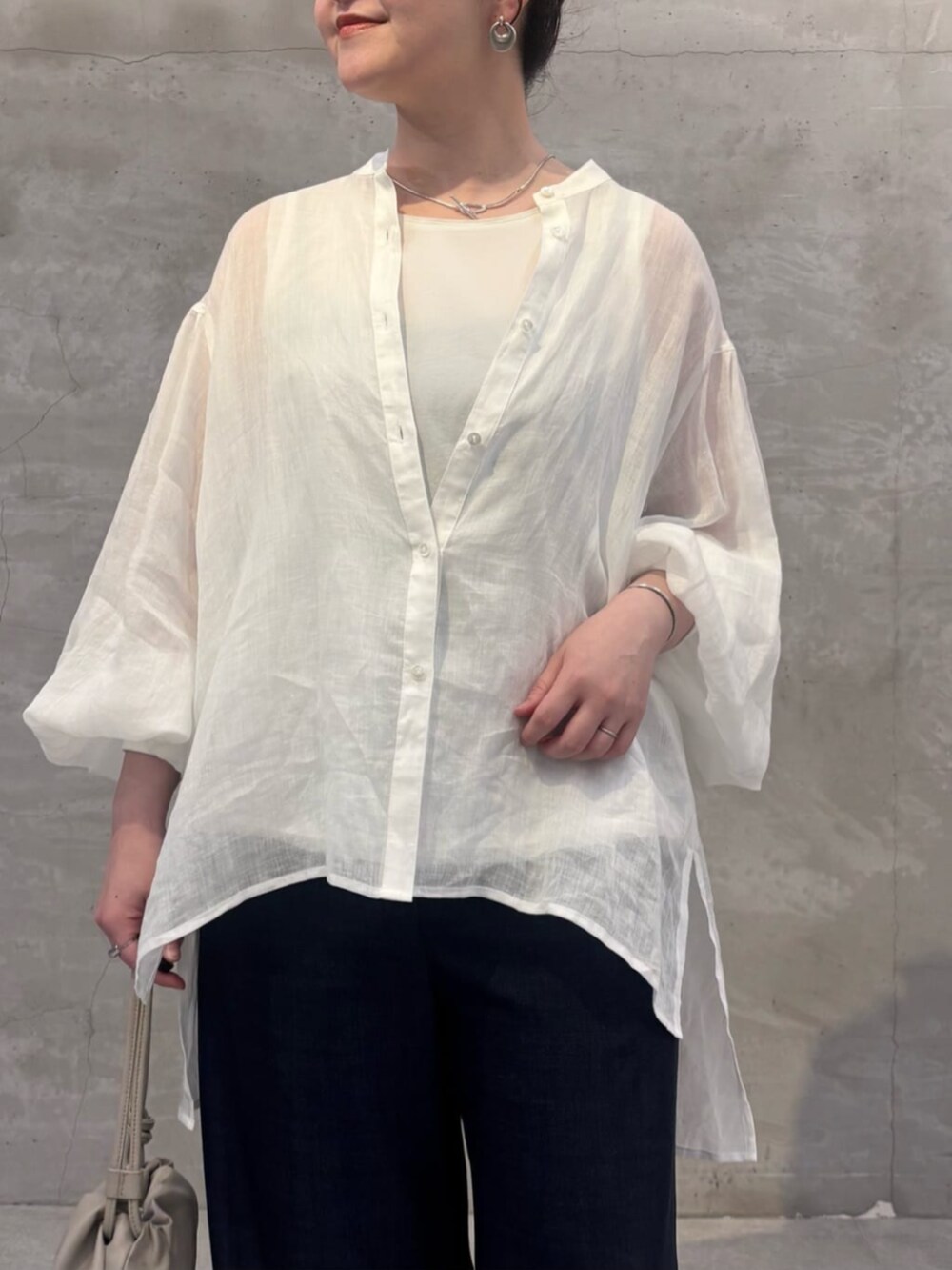 ブルー系のその他パンツ、ホワイト系のシャツ/ブラウスを着用したレディースの春コーディネートの5枚目の写真