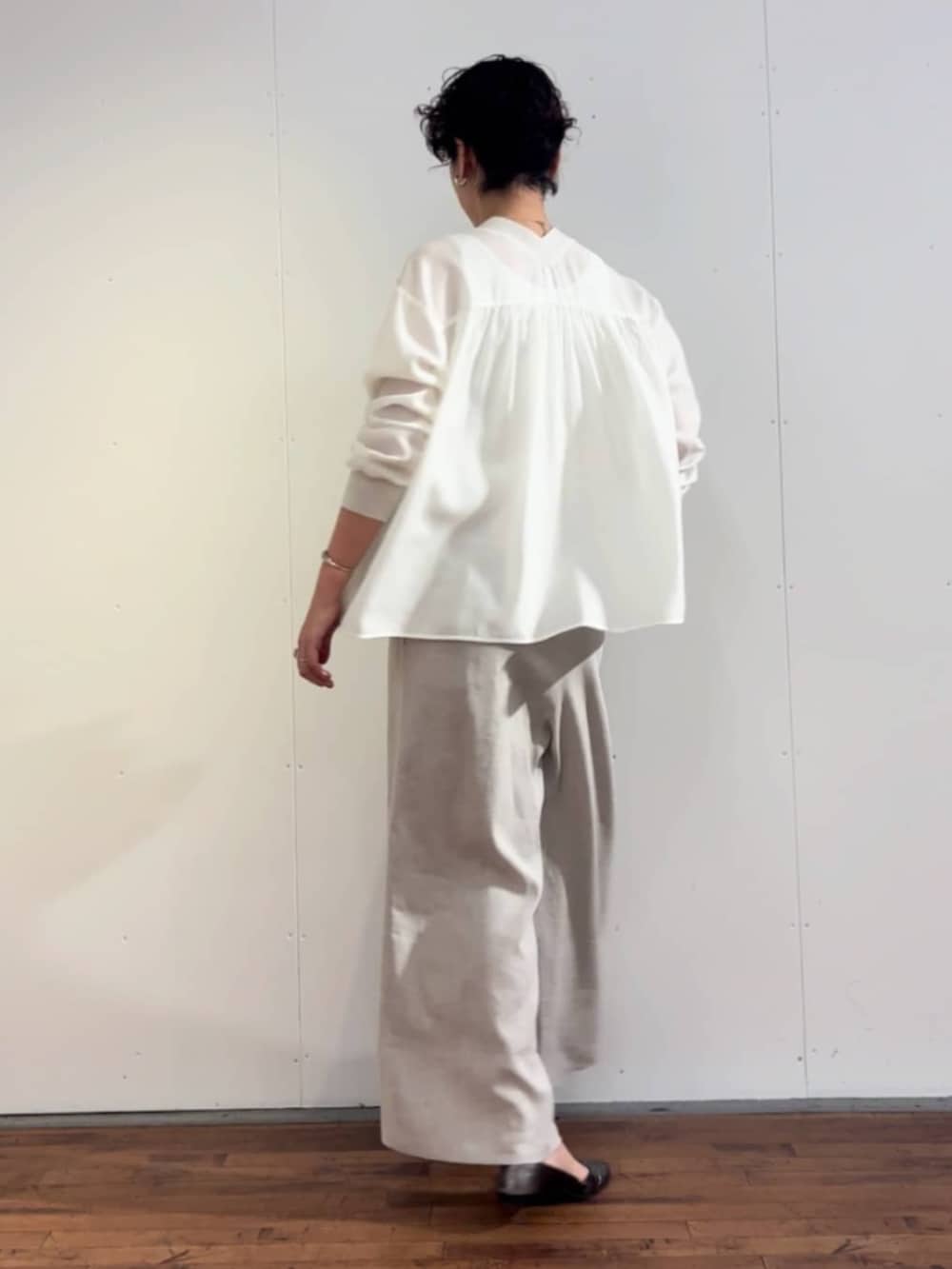 ホワイト系のシャツ/ブラウス、ベージュ系のその他パンツを着用したレディースの春コーディネートの4枚目の写真