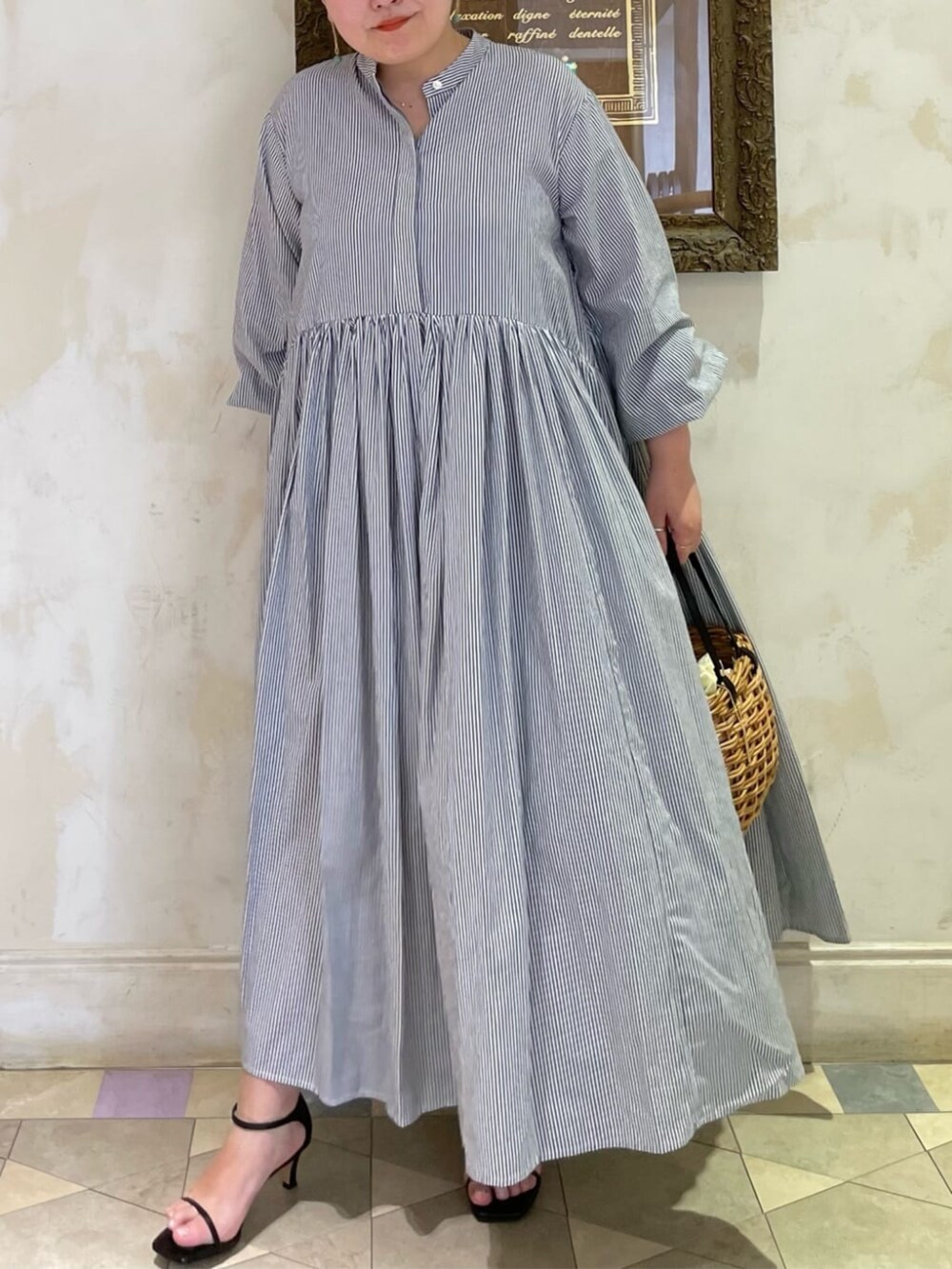 ブルー系のワンピースを着用したレディースの冬コーディネートの4枚目の写真