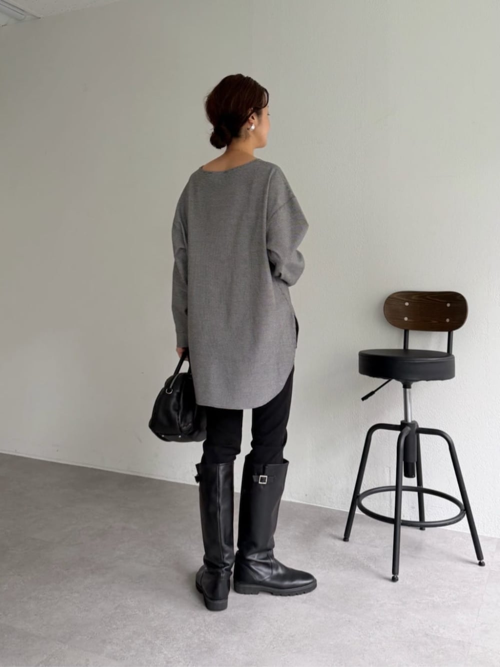 ブラック系のその他パンツ、ブラック系のTシャツ/カットソー、ブラック系のシャツ/ブラウスを着用したレディースの秋コーディネートの8枚目の写真