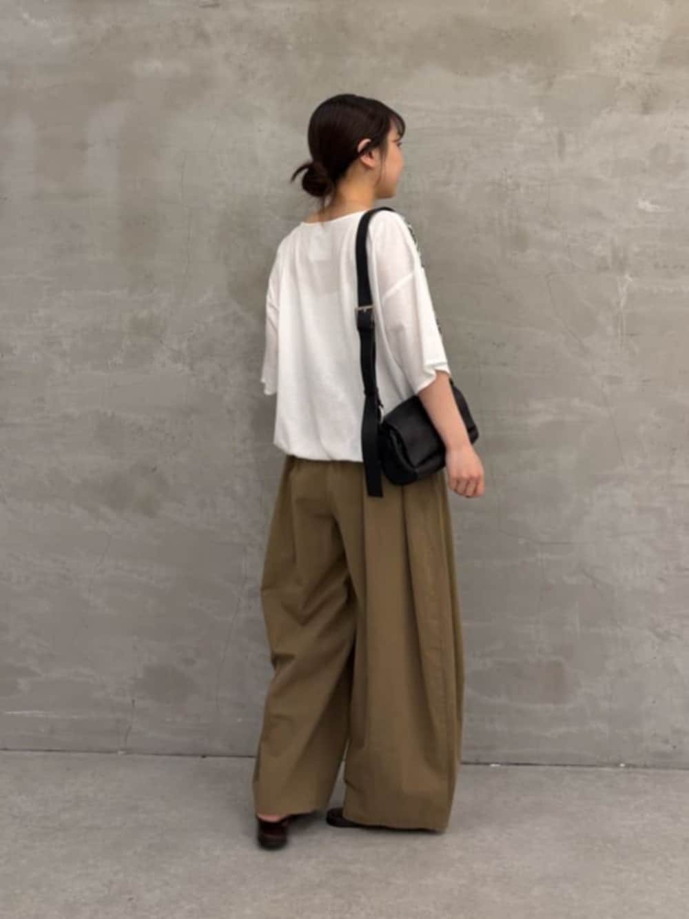 イエロー系のその他パンツ、ホワイト系のTシャツ/カットソーを着用したレディースの春コーディネートの9枚目の写真