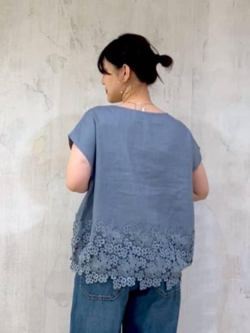 ブルー系のその他パンツ、ブルー系のシャツ/ブラウスを着用したレディースの夏コーディネートの9枚目の写真