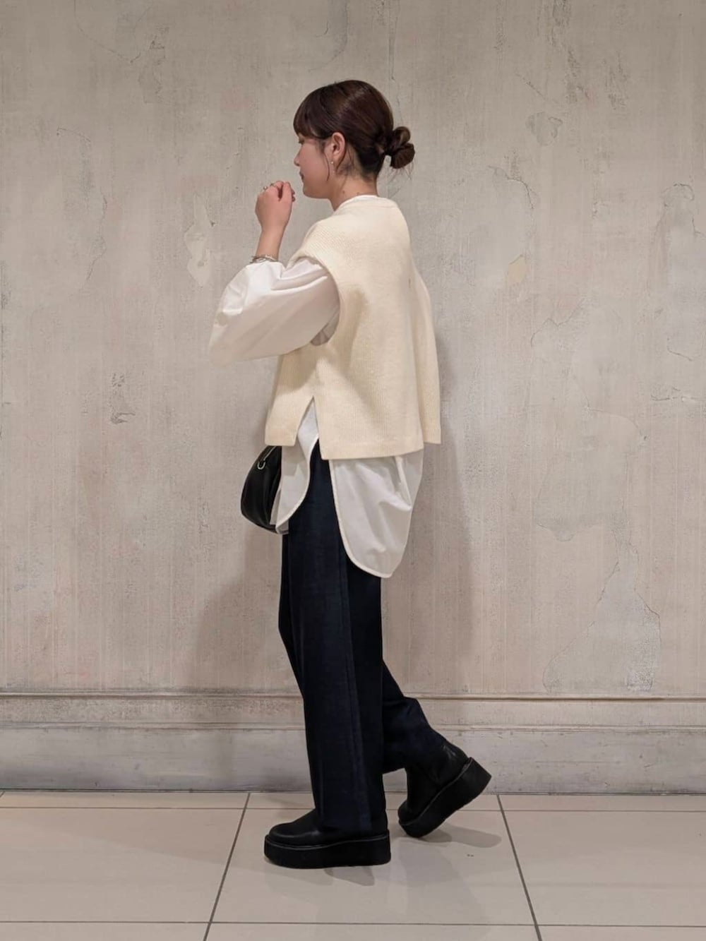 ブルー系のその他パンツ、ブラック系のブーツ、ホワイト系のシャツ/ブラウスを着用したレディースの冬コーディネートの3枚目の写真