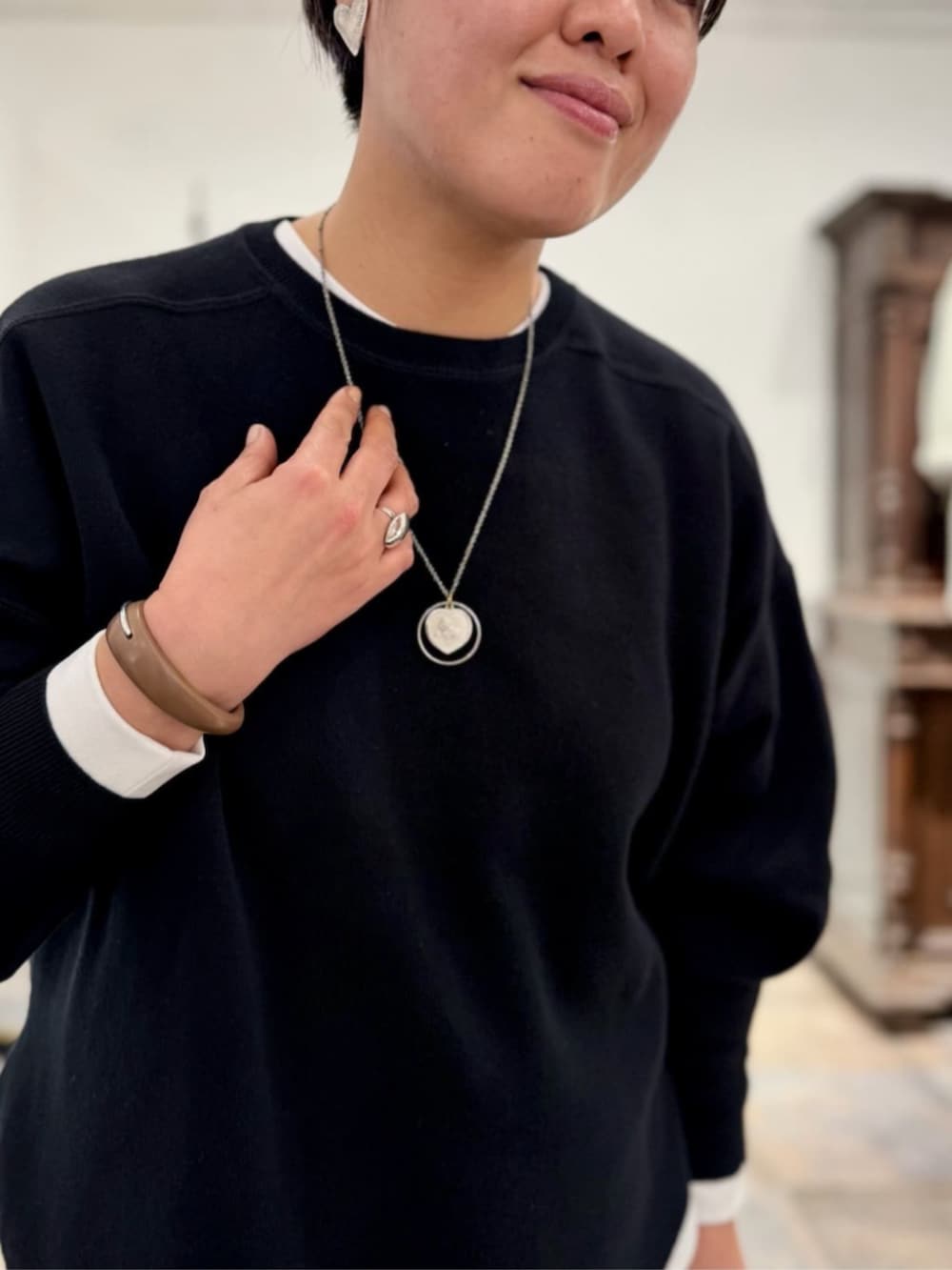 ホワイト系のシャツ/ブラウス、イエロー系のその他パンツ、ブラック系のTシャツ/カットソーを着用したレディースの春コーディネートの6枚目の写真