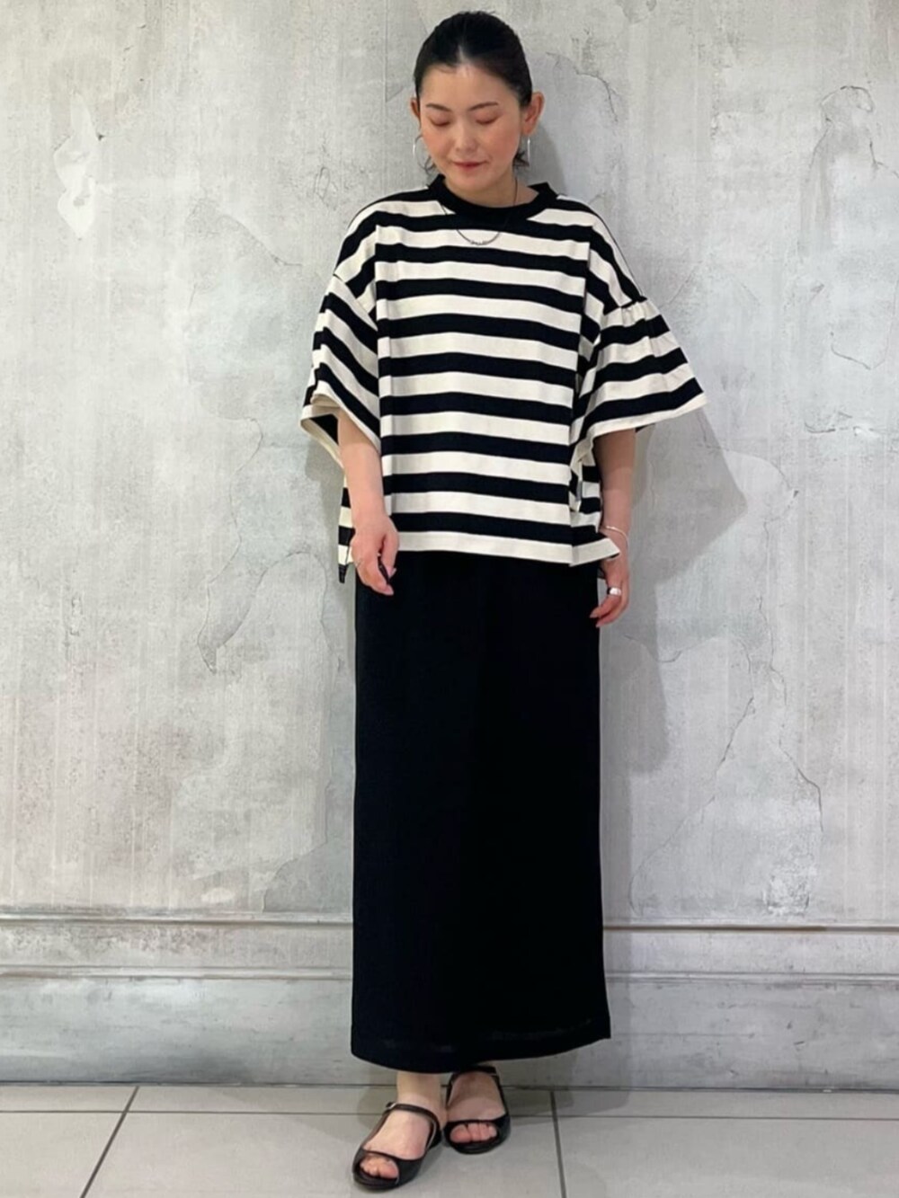 ブラック系のショルダーバッグ、ブラック系のTシャツ/カットソーを着用したレディースの夏コーディネートの4枚目の写真