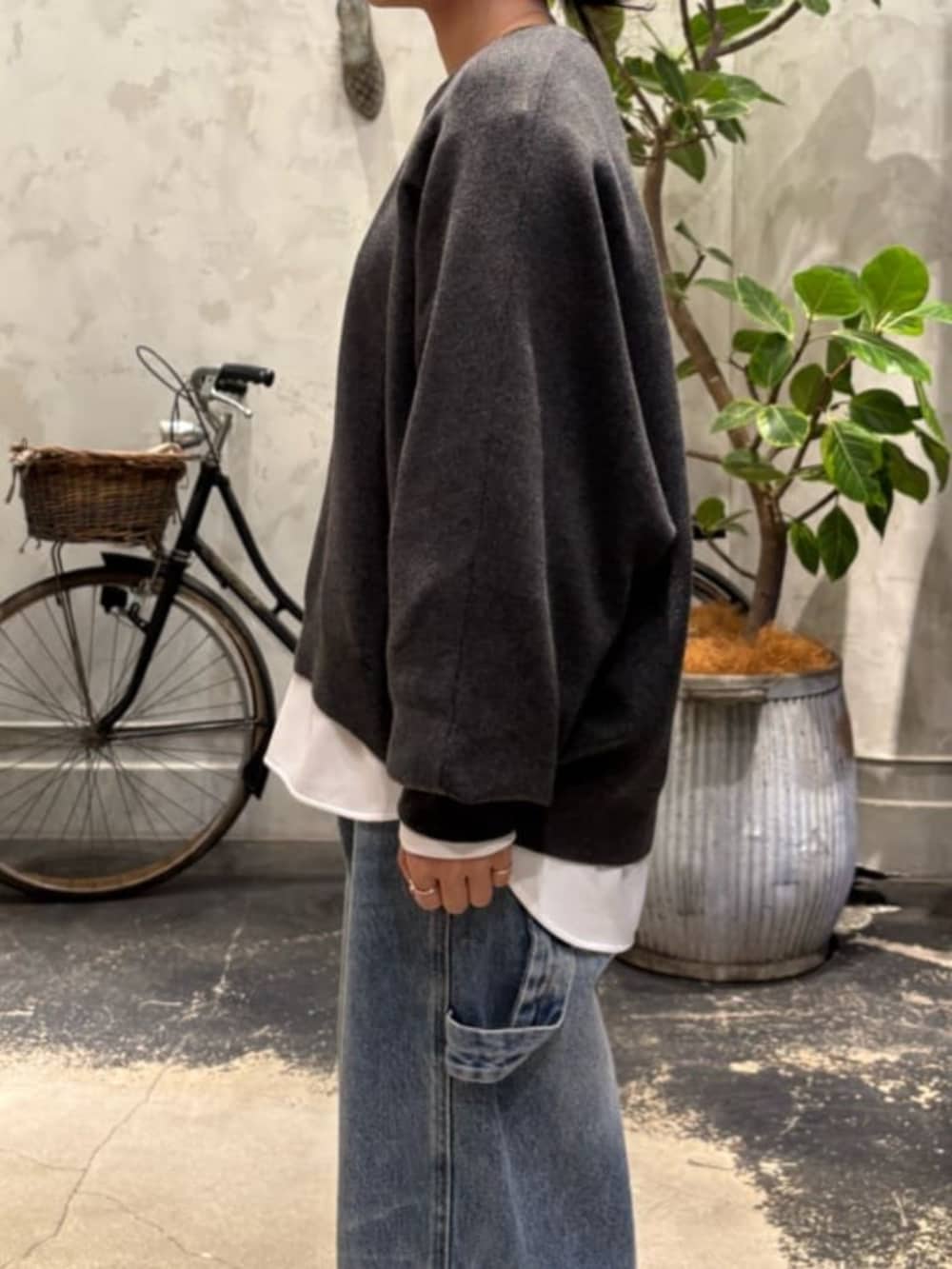 ホワイト系のシャツ/ブラウス、ブルー系のデニムパンツ、シルバー系のトートバッグを着用したレディースの夏コーディネートの9枚目の写真