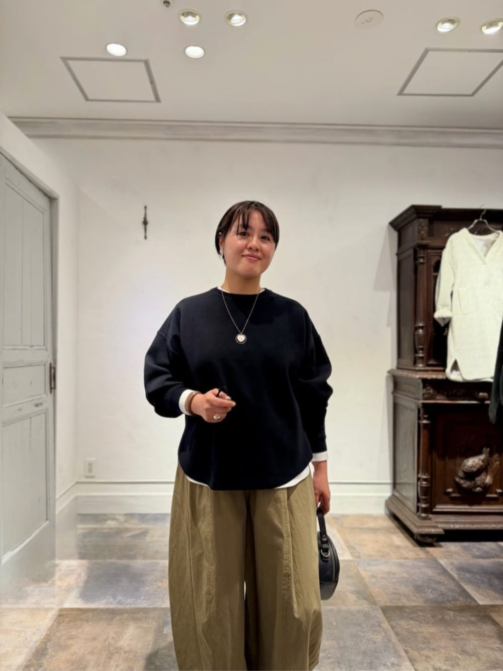 ホワイト系のシャツ/ブラウス、イエロー系のその他パンツ、ブラック系のTシャツ/カットソーを着用したレディースの春コーディネートの4枚目の写真