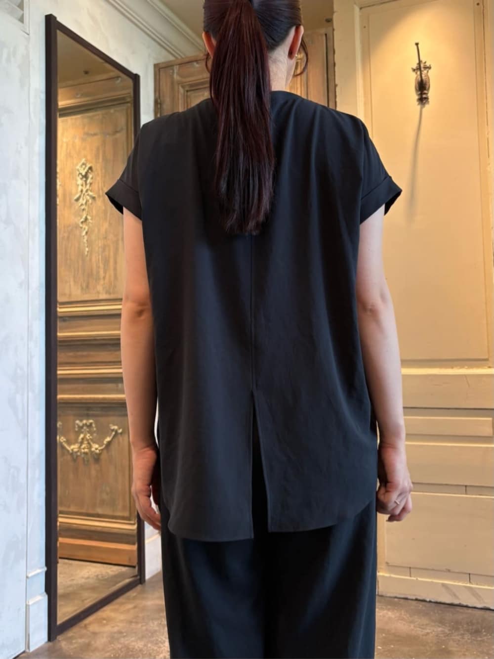 ブルー系のシャツ/ブラウス、ブルー系のその他パンツを着用したレディースの春コーディネートの6枚目の写真