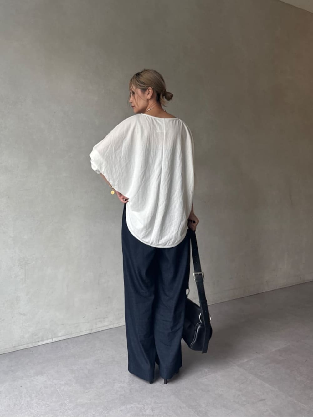 ブルー系のその他パンツ、ホワイト系のTシャツ/カットソーを着用したレディースの夏コーディネートの3枚目の写真