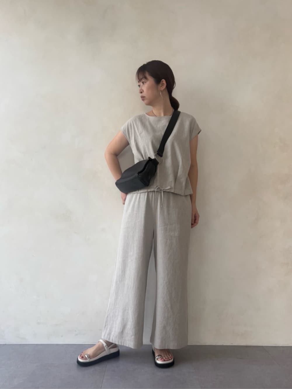 ブラック系のショルダーバッグ、ベージュ系のシャツ/ブラウス、ベージュ系のその他パンツを着用したレディースの冬コーディネートの2枚目の写真