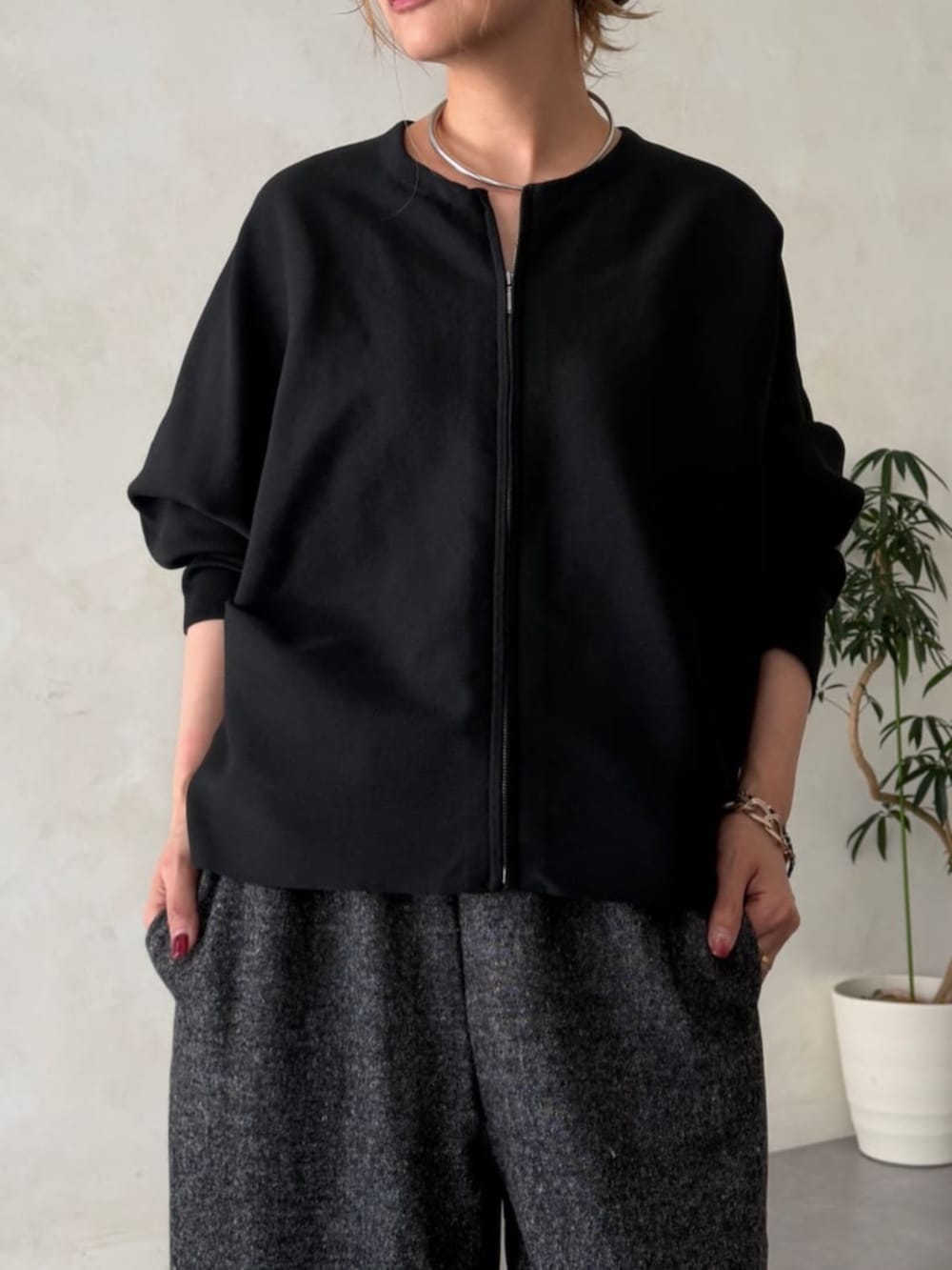 ブラック系のカーディガン/ボレロ、ブラック系のショルダーバッグ、グレー系のスカートを着用したレディースの夏コーディネートの6枚目の写真