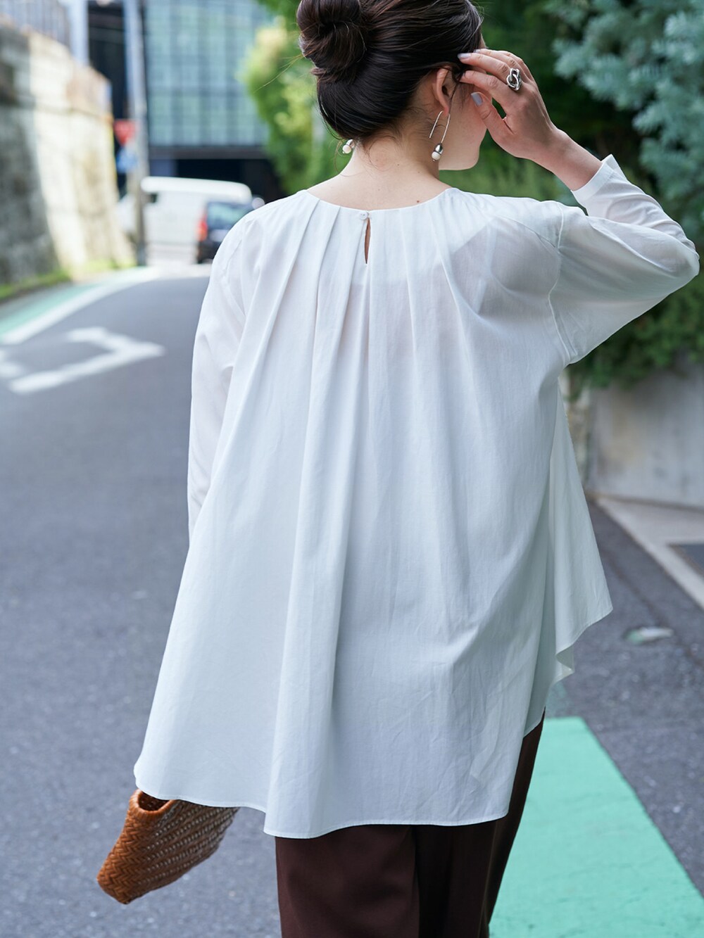 ホワイト系のシャツ/ブラウス、ブラウン系のその他パンツを着用したレディースの夏コーディネートの4枚目の写真