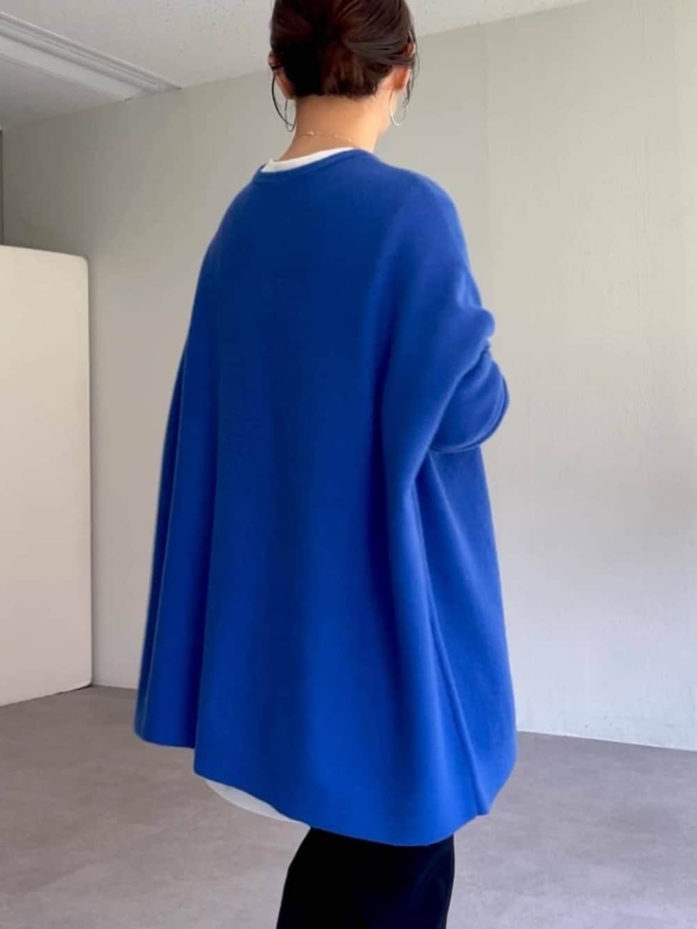 ブラック系のローファー、ブラック系のその他パンツ、ブルー系のニット/セーターを着用したレディースの秋コーディネートの9枚目の写真