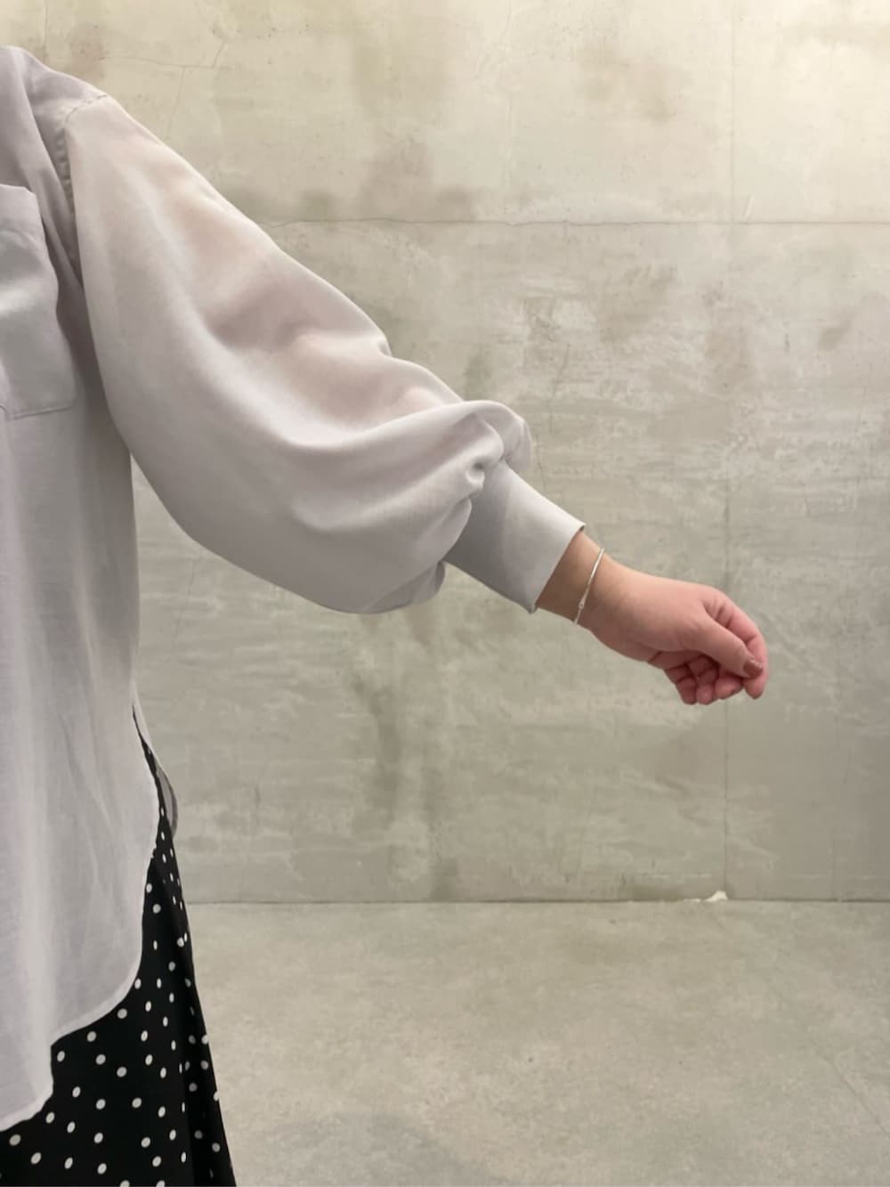 ブラック系のスカート、ホワイト系のトートバッグ、グレー系のシャツ/ブラウスを着用したレディースの冬コーディネートの9枚目の写真