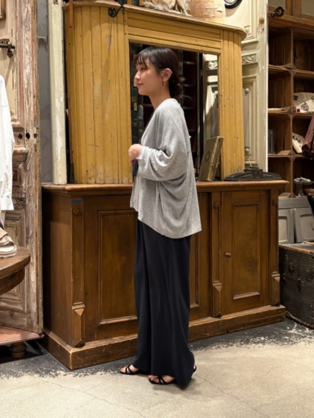 ブルー系のその他パンツ、グレー系のカーディガン/ボレロを着用したレディースの春コーディネートの6枚目の写真