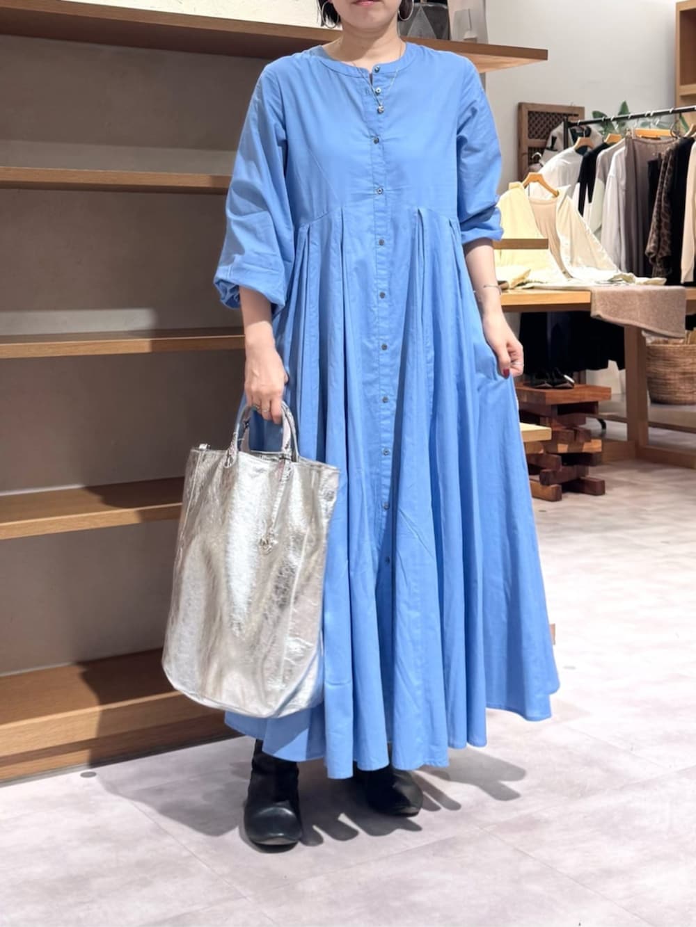 ブルー系のワンピース、ブラック系のトートバッグを着用したレディースの冬コーディネートの5枚目の写真