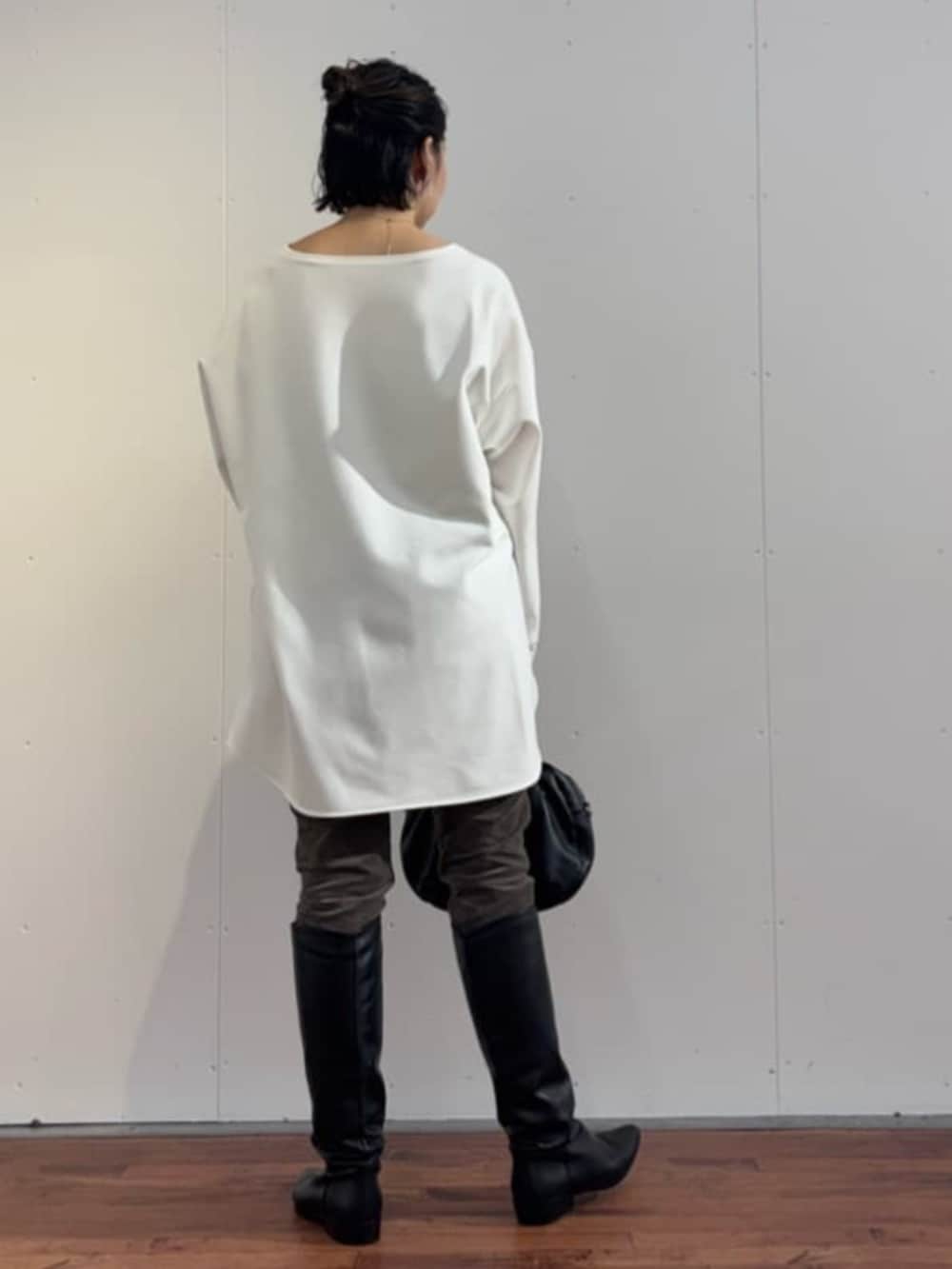 ブラック系のトートバッグ、グリーン系のその他パンツ、ホワイト系のシャツ/ブラウスを着用したレディースの秋コーディネートの7枚目の写真