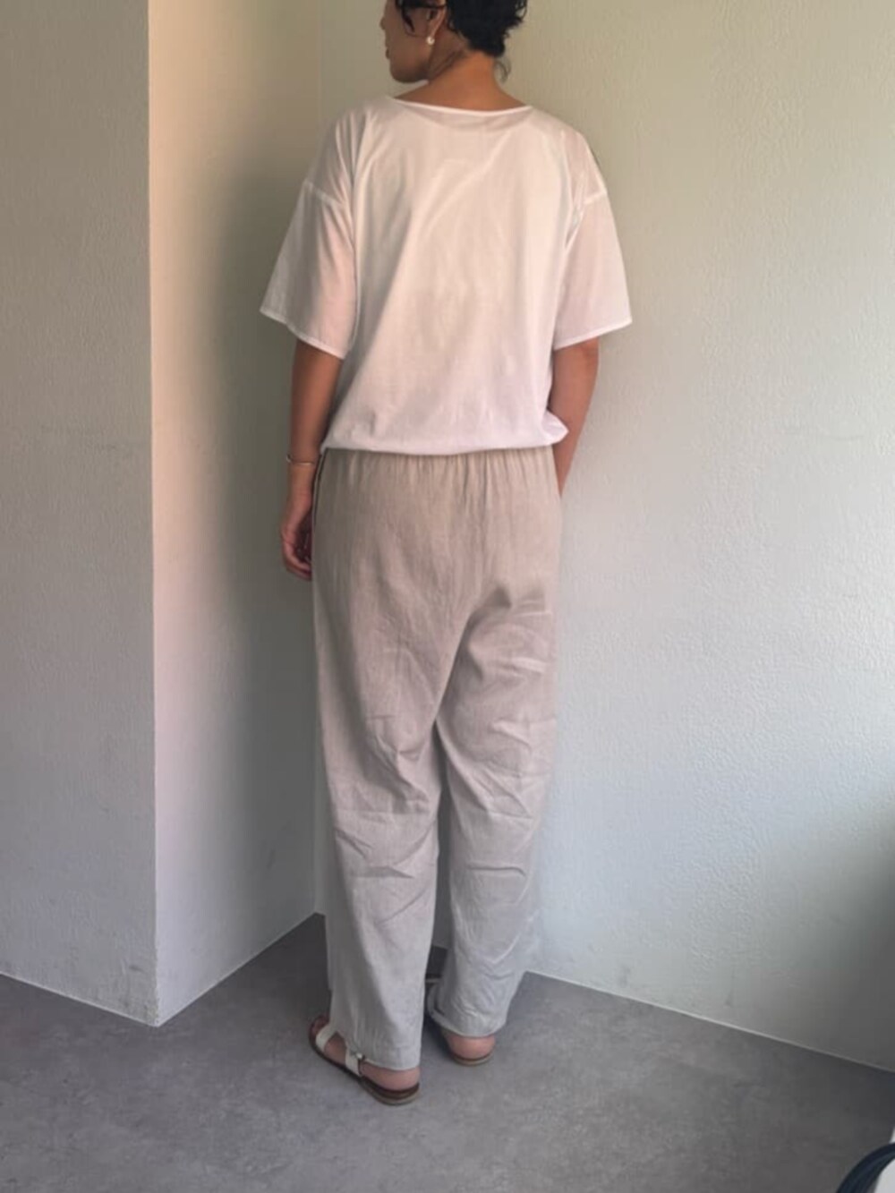 ホワイト系のTシャツ/カットソーを着用したレディースの春コーディネートの4枚目の写真