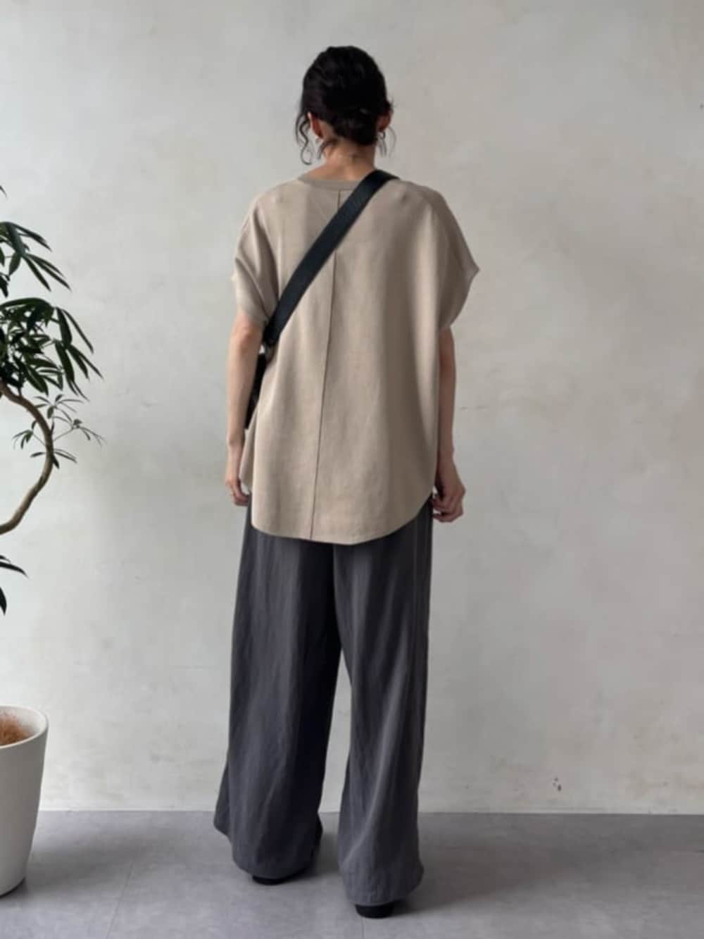 ベージュ系のニット/セーター、グレー系のその他パンツを着用したレディースの夏コーディネートの3枚目の写真