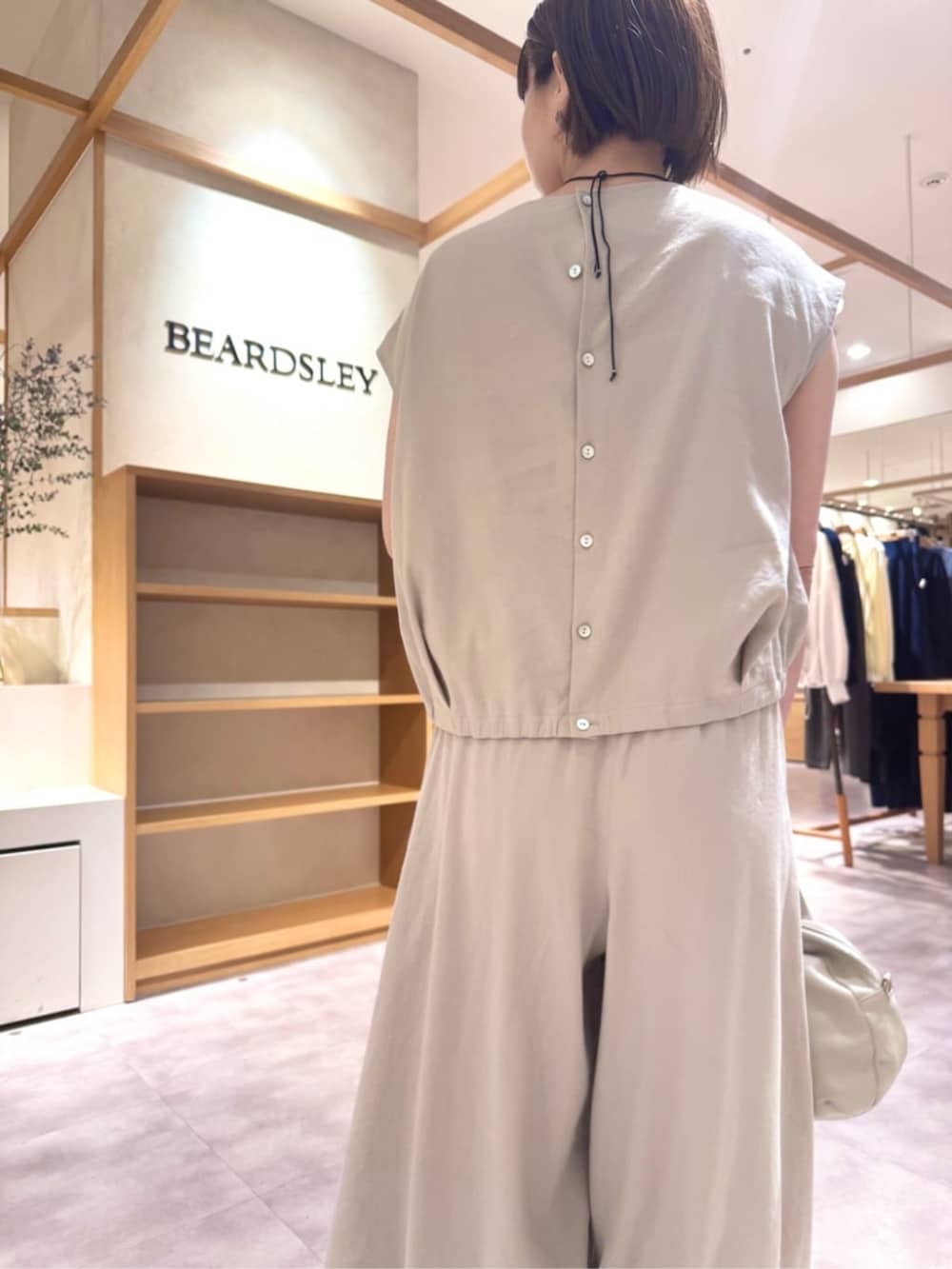 グレー系のボストンバッグ、グレー系のその他パンツ、グレー系のシャツ/ブラウスを着用したレディースの春コーディネートの10枚目の写真