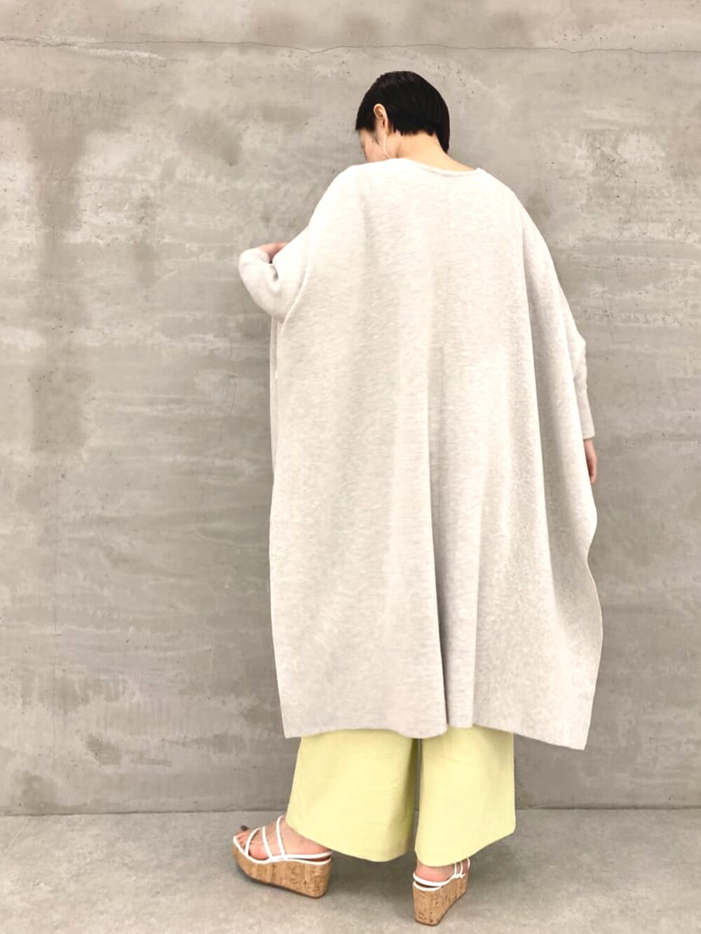 グレー系のカーディガン/ボレロ、ホワイト系のTシャツ/カットソー、イエロー系のその他パンツを着用したレディースの春コーディネートの3枚目の写真