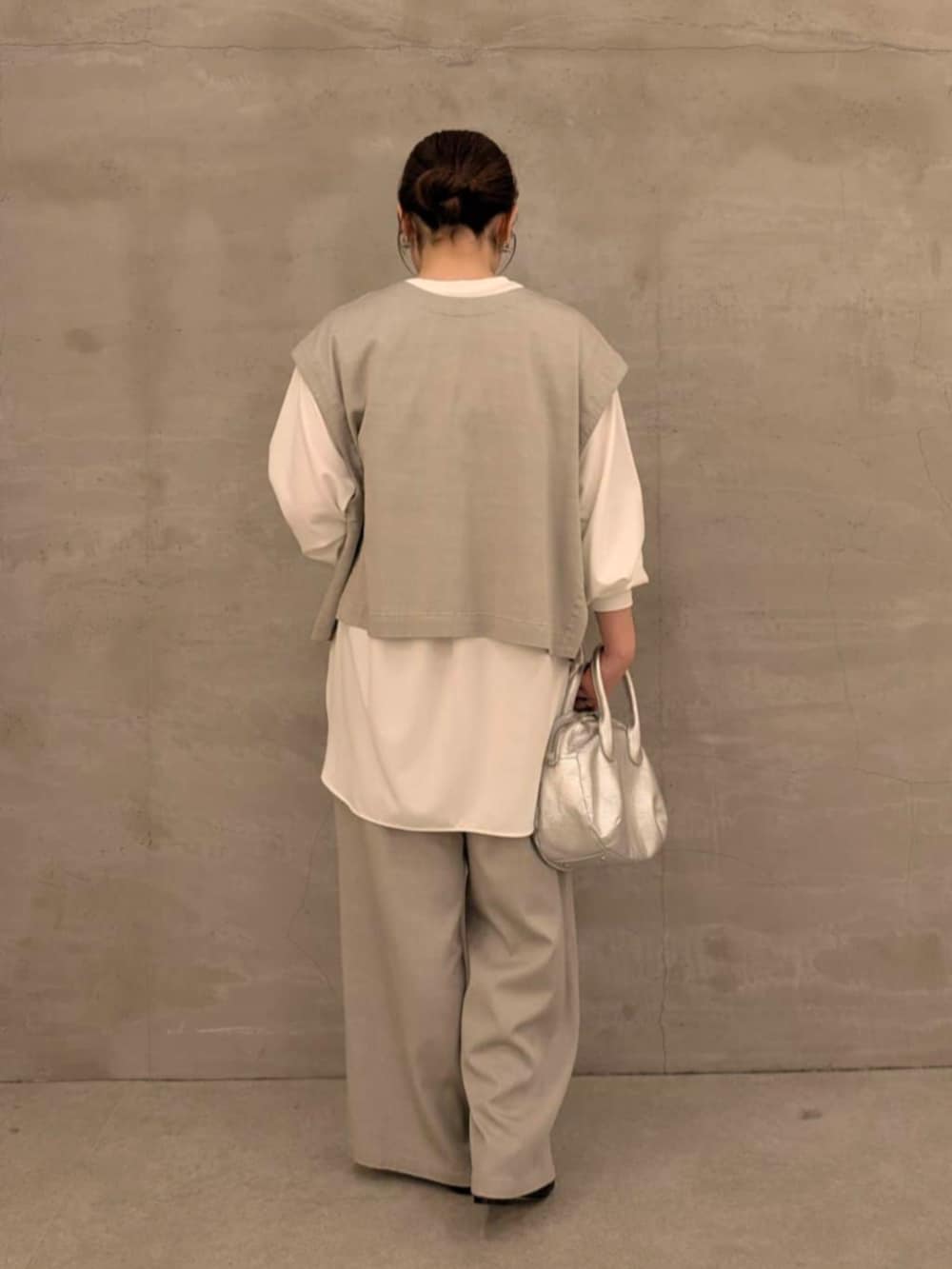 グレー系のシャツ/ブラウス、グレー系のその他パンツ、シルバー系のボストンバッグを着用したレディースの冬コーディネートの3枚目の写真