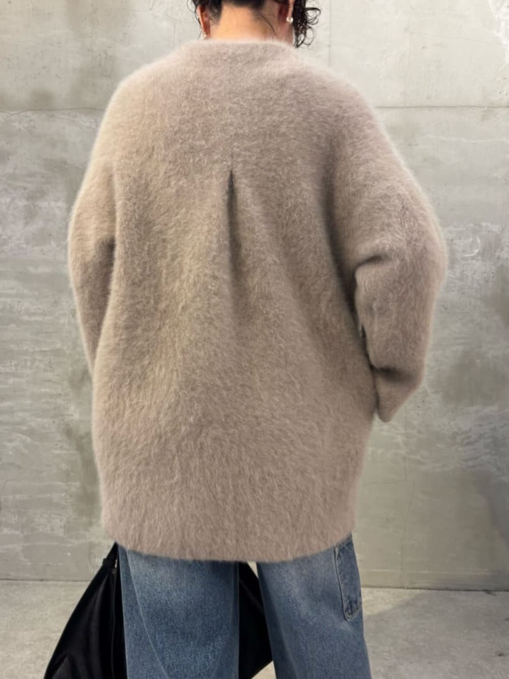 ブルー系のその他パンツ、ブラウン系のその他アウター、ブラック系のショルダーバッグを着用したレディースの夏コーディネートの6枚目の写真