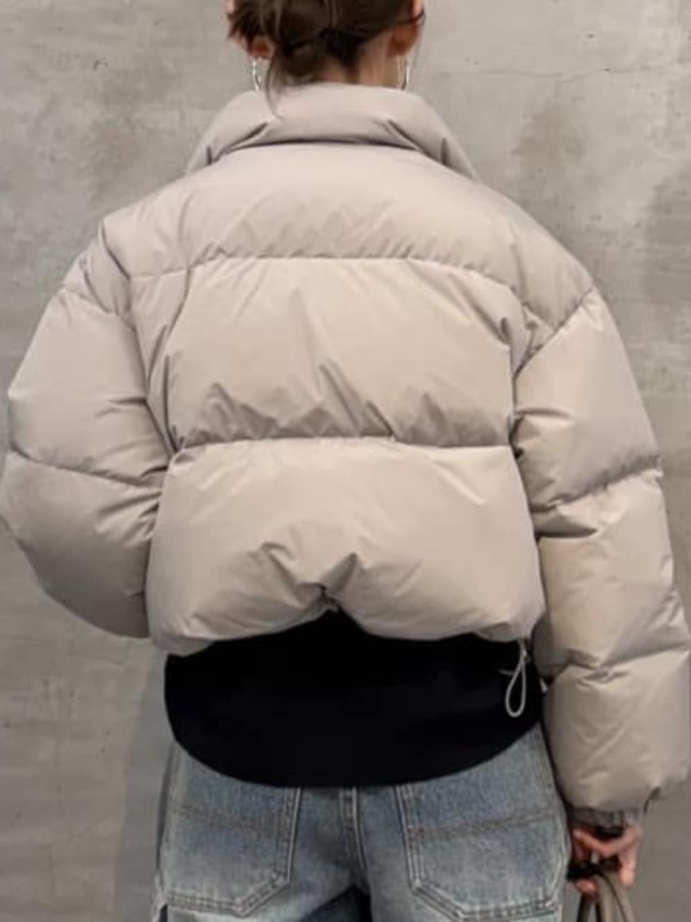 ブルー系のニット/セーター、ブルー系のデニムパンツ、グレー系のダウンジャケット/コートを着用したレディースの秋コーディネートの6枚目の写真
