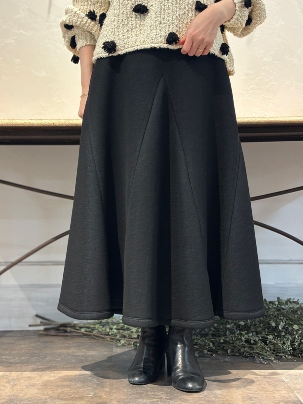 ブラック系のトートバッグ、ブラック系のスカートを着用したレディースの冬コーディネートの8枚目の写真