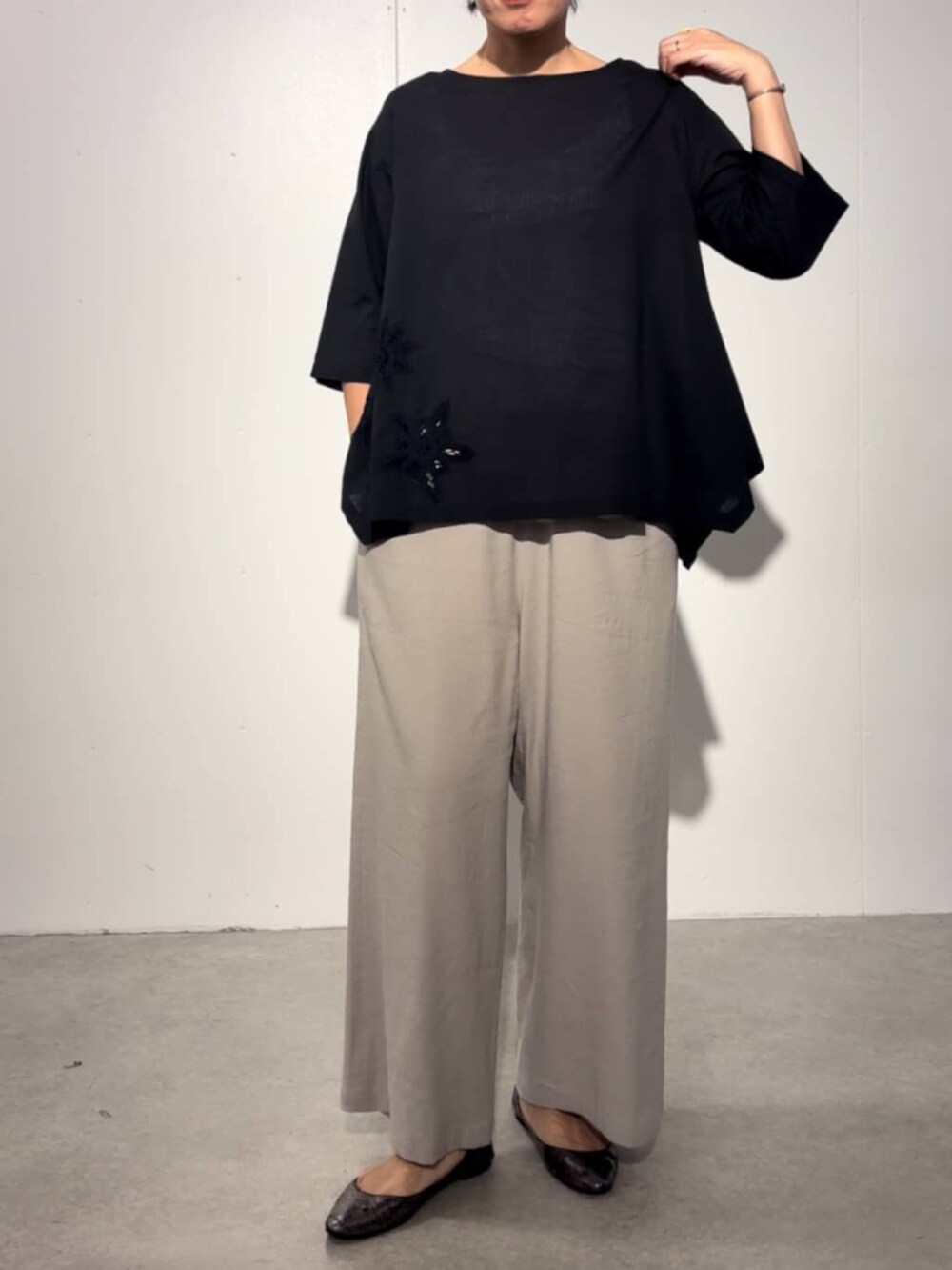 ブラック系のシャツ/ブラウス、グレー系のその他パンツを着用したレディースの春コーディネートの2枚目の写真