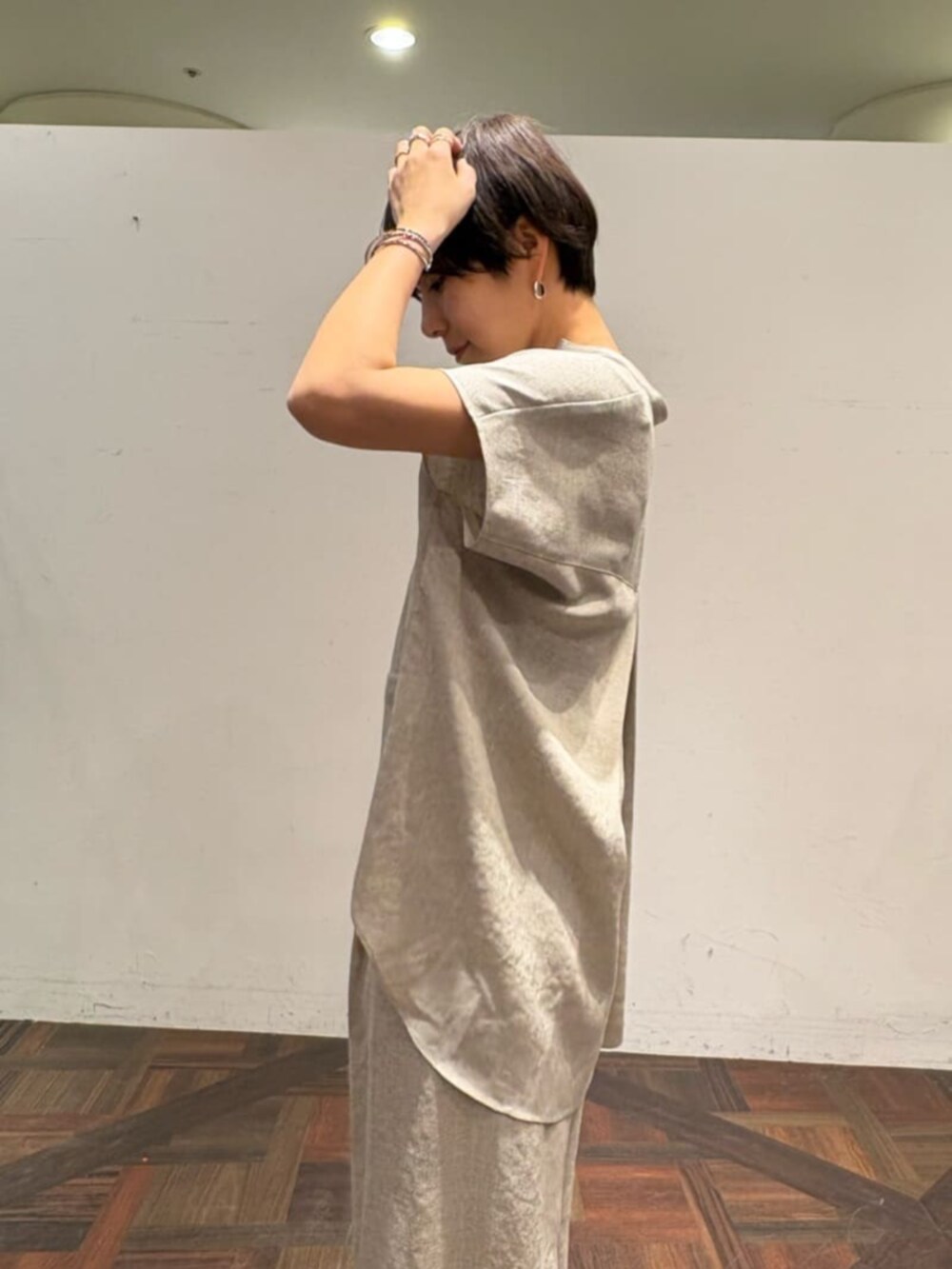 ブラック系のトートバッグ、ベージュ系のその他パンツ、ベージュ系のシャツ/ブラウスを着用したレディースの春コーディネートの9枚目の写真