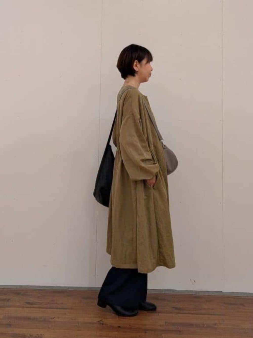 ブルー系のその他パンツ、イエロー系のその他アウター、ホワイト系のTシャツ/カットソーを着用したレディースの秋コーディネートの4枚目の写真