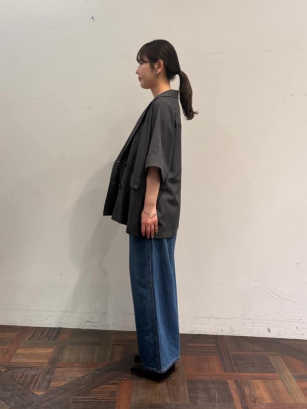 ホワイト系のシャツ/ブラウス、ブルー系のその他パンツ、グレー系のテーラードジャケットを着用したレディースの春コーディネートの2枚目の写真