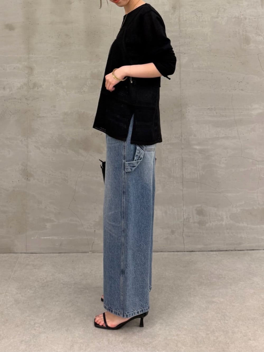 ブルー系のその他パンツ、ブラック系のシャツ/ブラウス、ブラック系のシャツ/ブラウスを着用したレディースの冬コーディネートの3枚目の写真