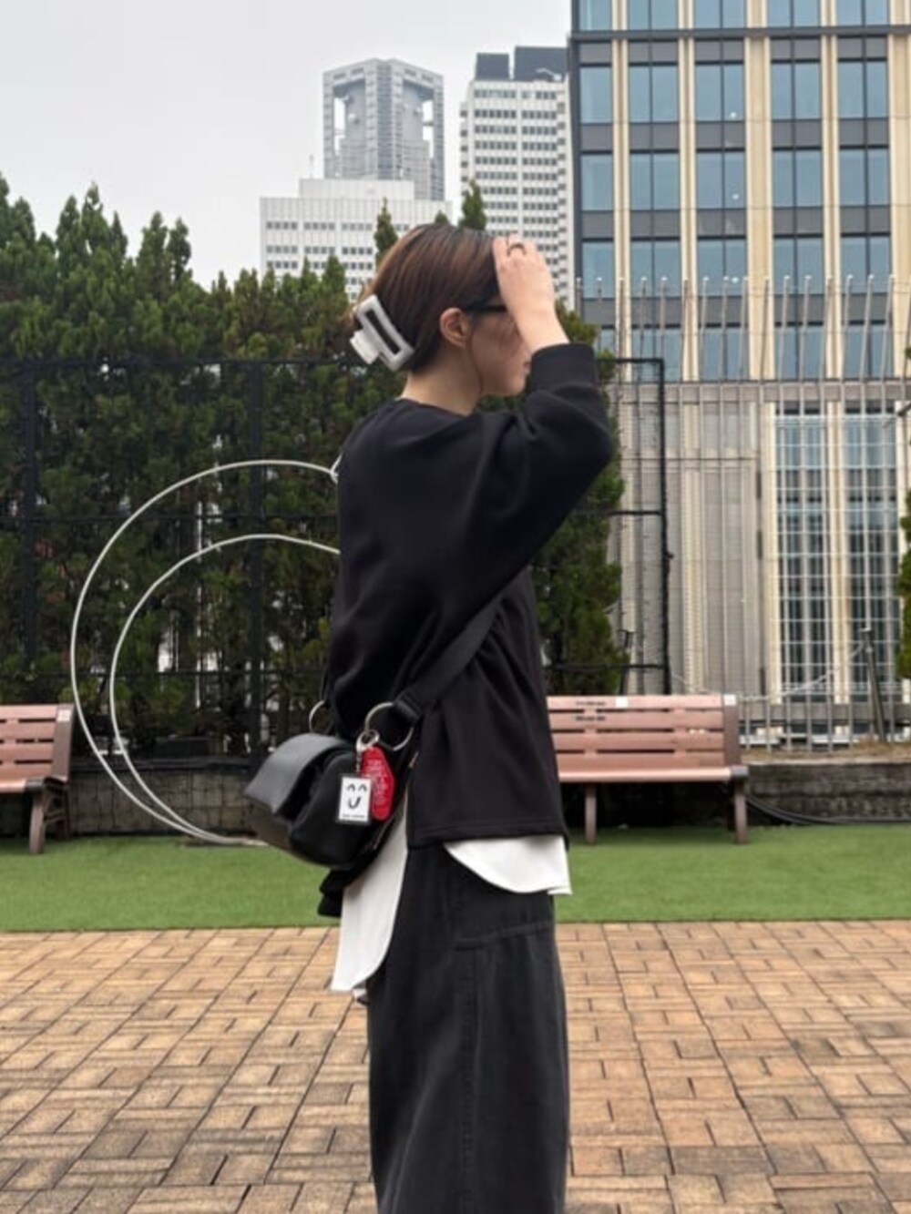 ホワイト系のシャツ/ブラウス、ブルー系のTシャツ/カットソー、ブラック系のその他パンツを着用したレディースの冬コーディネートの5枚目の写真