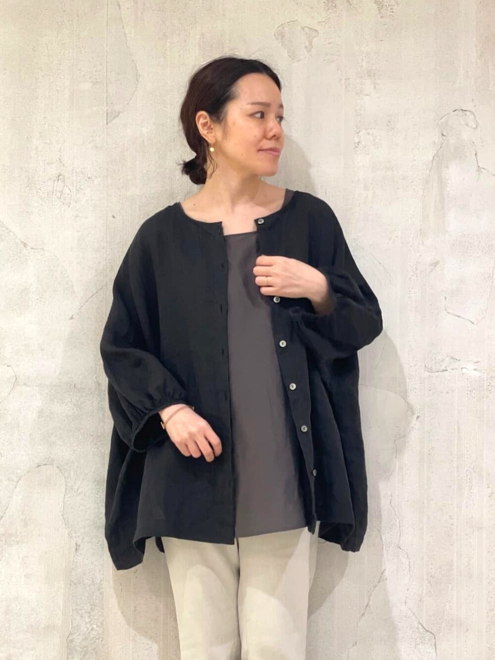 ブラック系のシャツ/ブラウス、グレー系のシャツ/ブラウスを着用したレディースの春コーディネートの4枚目の写真