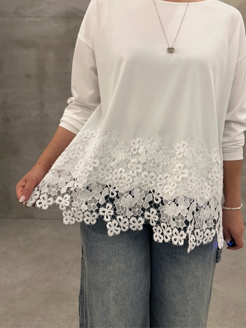 ブルー系のその他パンツ、ホワイト系のTシャツ/カットソー、ブラウン系のトートバッグを着用したレディースの夏コーディネートの6枚目の写真