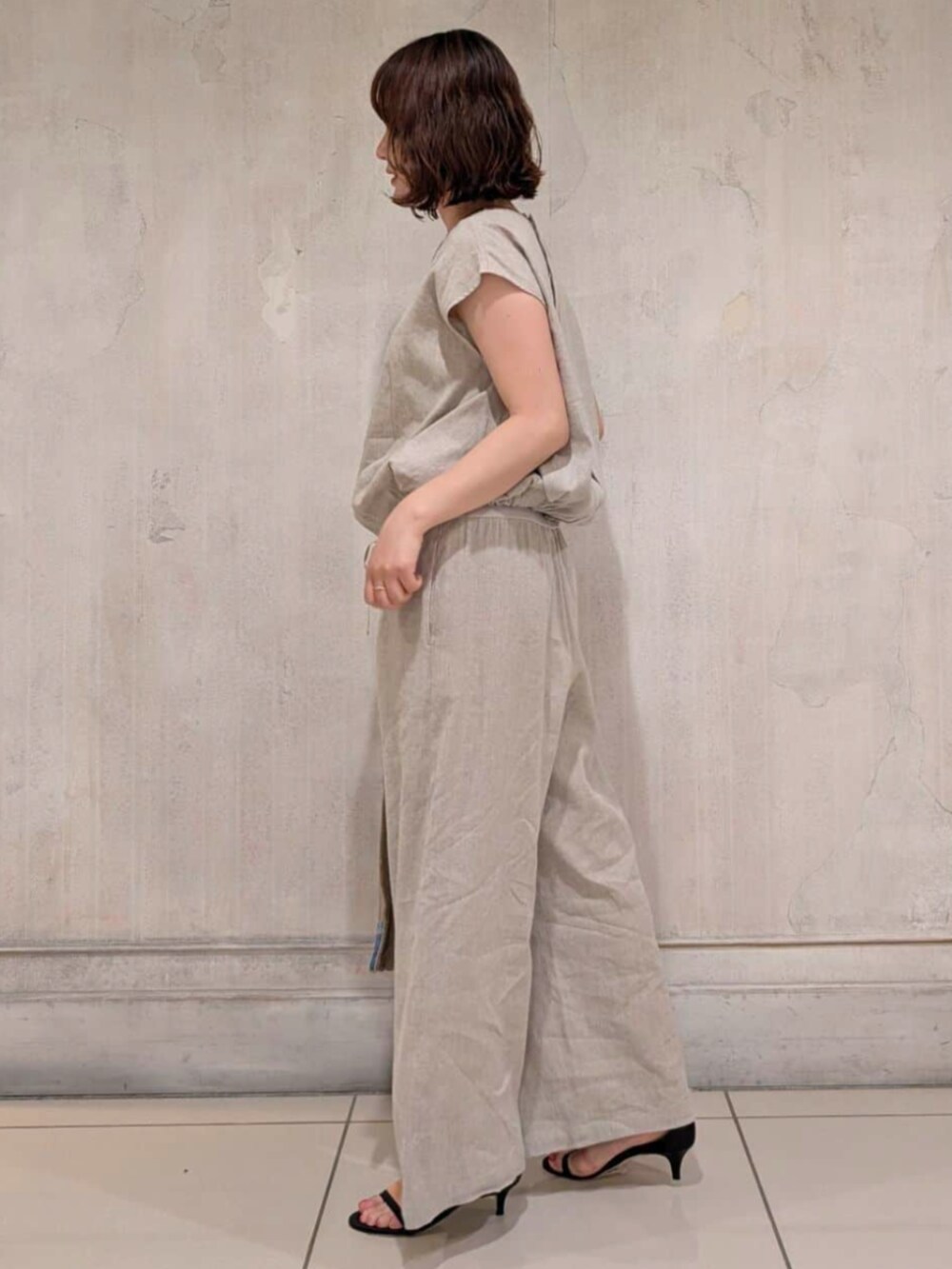 ベージュ系のシャツ/ブラウス、ベージュ系のその他パンツ、ブラウン系のリングを着用したレディースの夏コーディネートの6枚目の写真