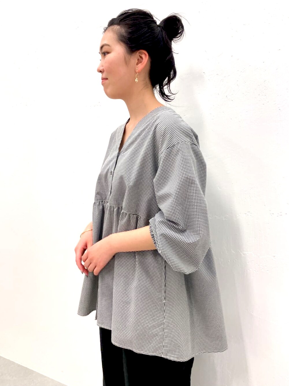 ブラック系のシャツ/ブラウス、ブラック系のその他パンツ、ブラック系のその他シューズを着用したレディースの春コーディネートの3枚目の写真