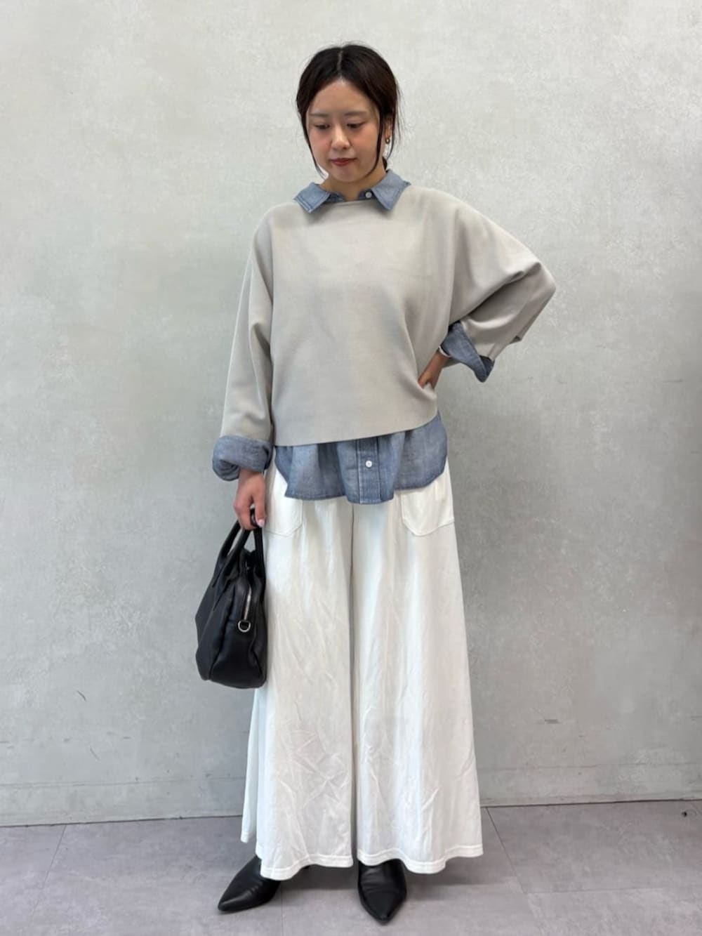 ブルー系のシャツ/ブラウス、グレー系のニット/セーター、ホワイト系のその他パンツを着用したレディースの夏コーディネートの2枚目の写真